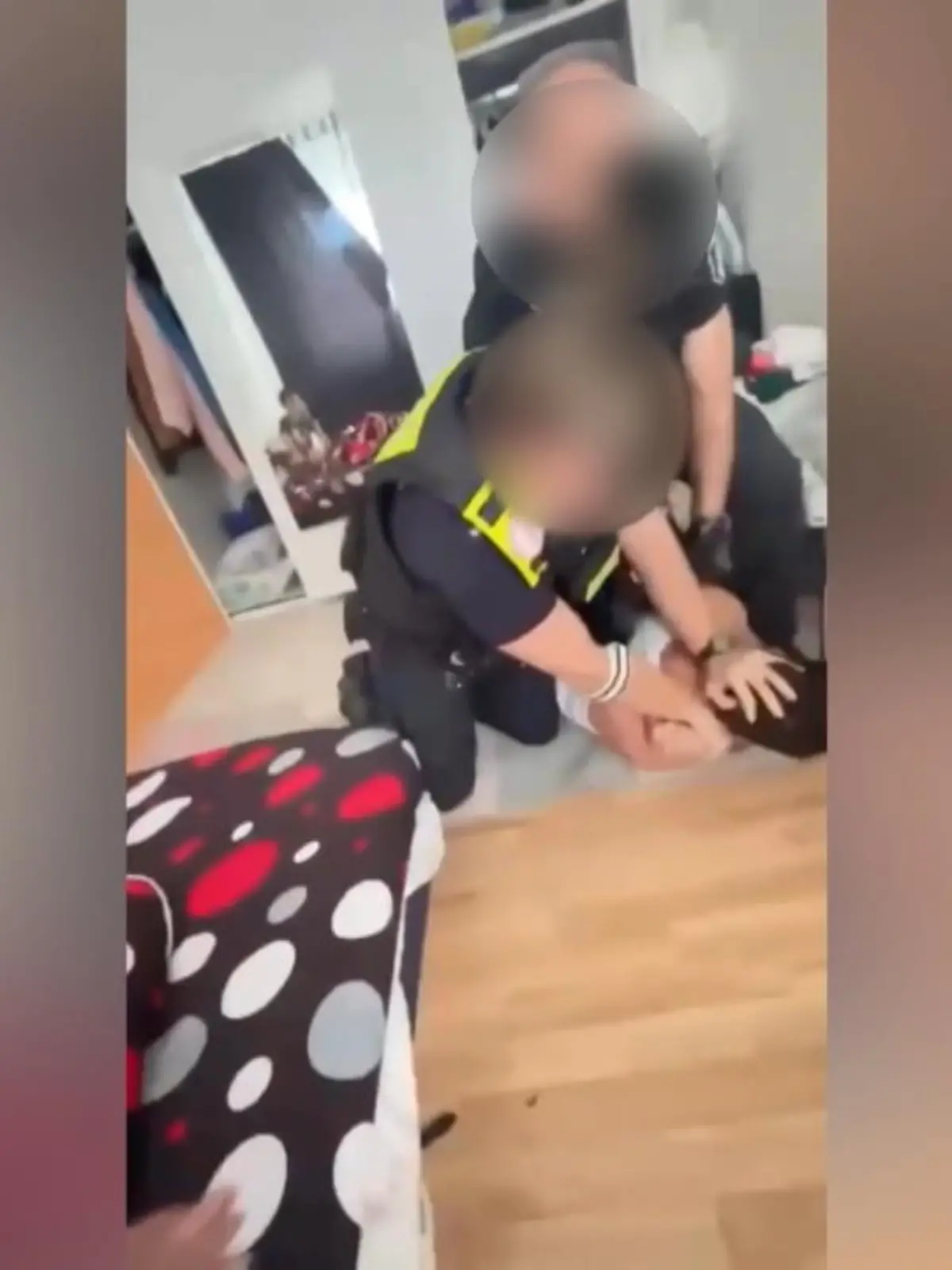 Ein Video von einem Polizeieinsatz in Berlin sorgt für Empörung. Darin ist zu hören, wie einer der Polizisten eine Frau offenkundig rassistisch beleidigt. Die Behörde ist bereits dienstrechtlich gegen den Beamten vorgegangen: Er sei unmittelbar in den Innendienst versetzt worden, teilte die Polizei am Mittwoch auf Twitter mit. Weitere dienstrechtliche Konsequenzen sollen folgen. Gegen den Polizisten werde auch strafrechtlich ermittelt.