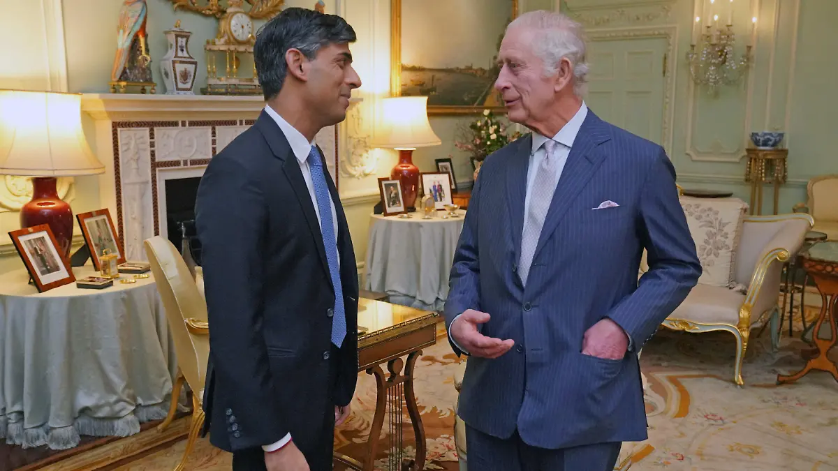21.02.2024, Großbritannien, London: Der britische König Charles III. (r) spricht mit Rishi Sunak, Premierminister von Großbritannien, im Buckingham Palace, während der ersten persönlichen Audienz seit der Krebsdiagnose des Königs. Foto: Jonathan Brady/PA Wire/dpa +++ dpa-Bildfunk +++