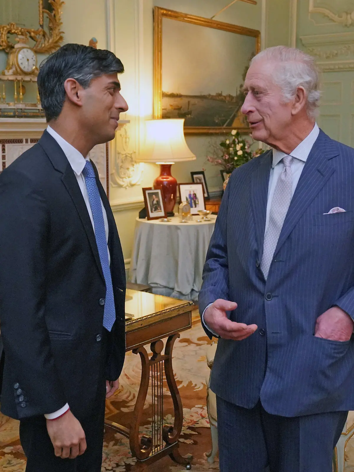 21.02.2024, Großbritannien, London: Der britische König Charles III. (r) spricht mit Rishi Sunak, Premierminister von Großbritannien, im Buckingham Palace, während der ersten persönlichen Audienz seit der Krebsdiagnose des Königs. Foto: Jonathan Brady/PA Wire/dpa +++ dpa-Bildfunk +++