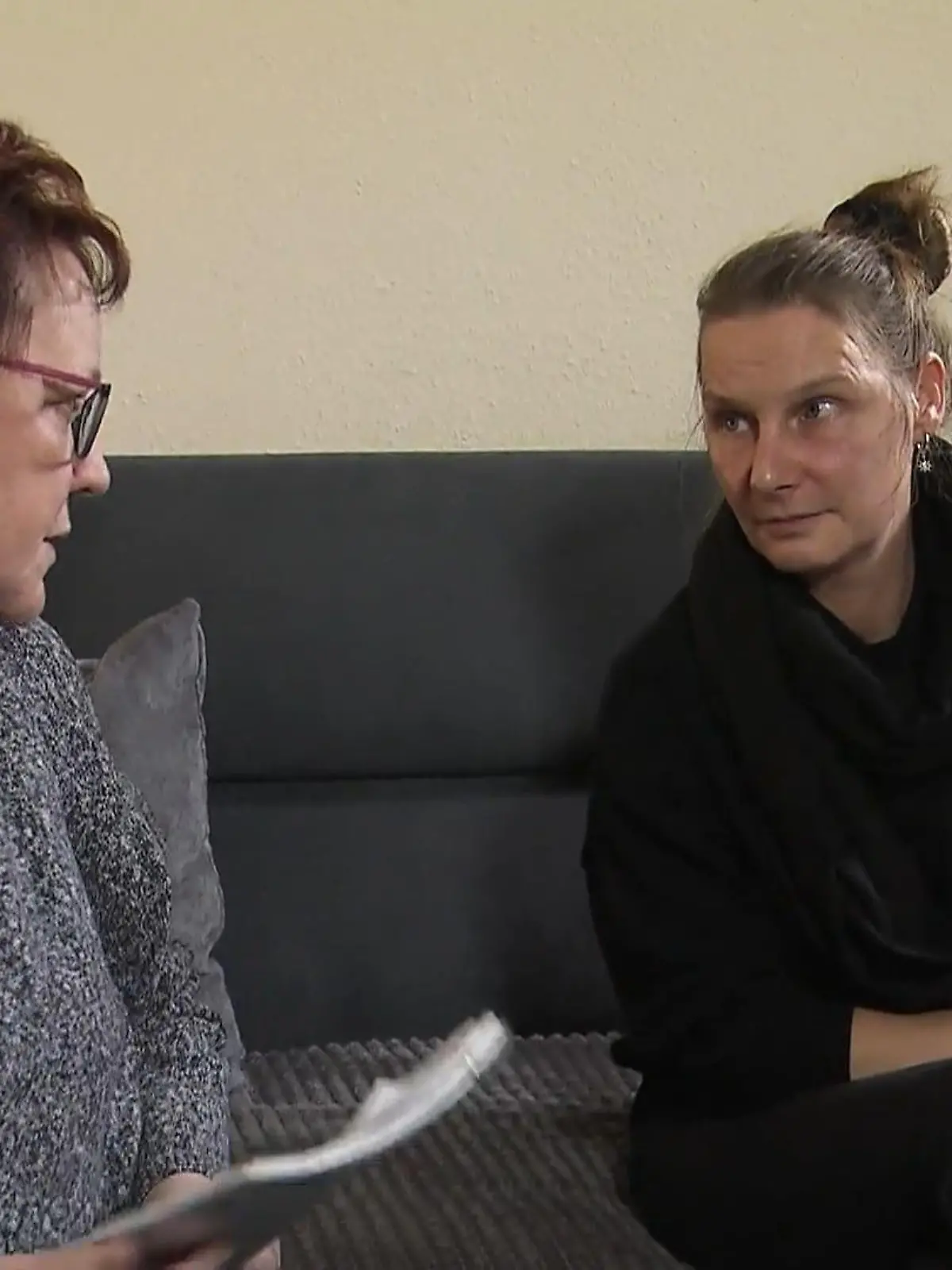 Die Mieter einer Berliner Wohnanlage können ihren Augen kaum glauben, als sie die Nachzahlungsforderungen ihres Vermieters öffnen. Zum Teil werden mehrere Tausend Euro gefordert. Wie kommen diese enormen Summen zustande? Wir schalten uns ein! Und haken beim Vermieter Gewobag nach – bekommen sogar eine Antwort. Doch geht hier alles mit rechten Dingen zu? Um das zu klären, ziehen wir Sebastian Bartels vom Berliner Mieterverein e. V. zurate. Was wir bei unserer Recherche herausgefunden haben und ob wir den Mietern helfen konnten, seht ihr im Video.