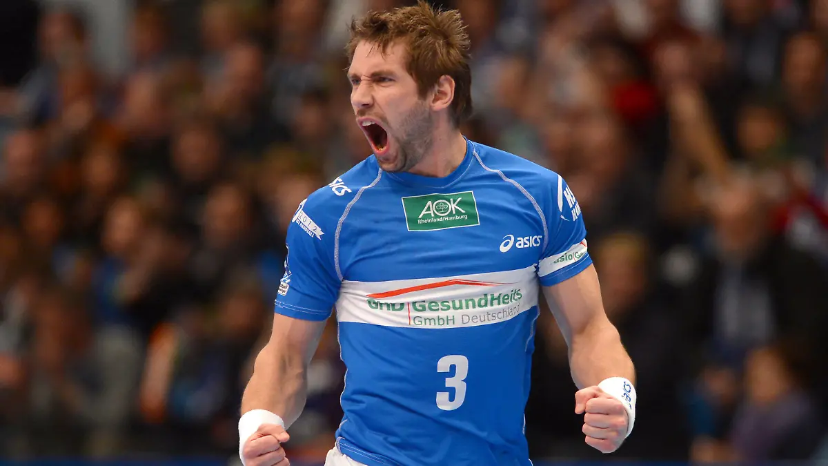 Handball DHB-Pokal Viertelfinale: HSV Hamburg - TSV Hannover-Burgdorf am 04.02.2013 in der Alsterdorfer Sporthalle in Hamburg. Hamburgs Stefan Schröder jubelt nach einem Treffer. Foto: Marcus Brandt/dpa +++(c) dpa - Bildfunk+++