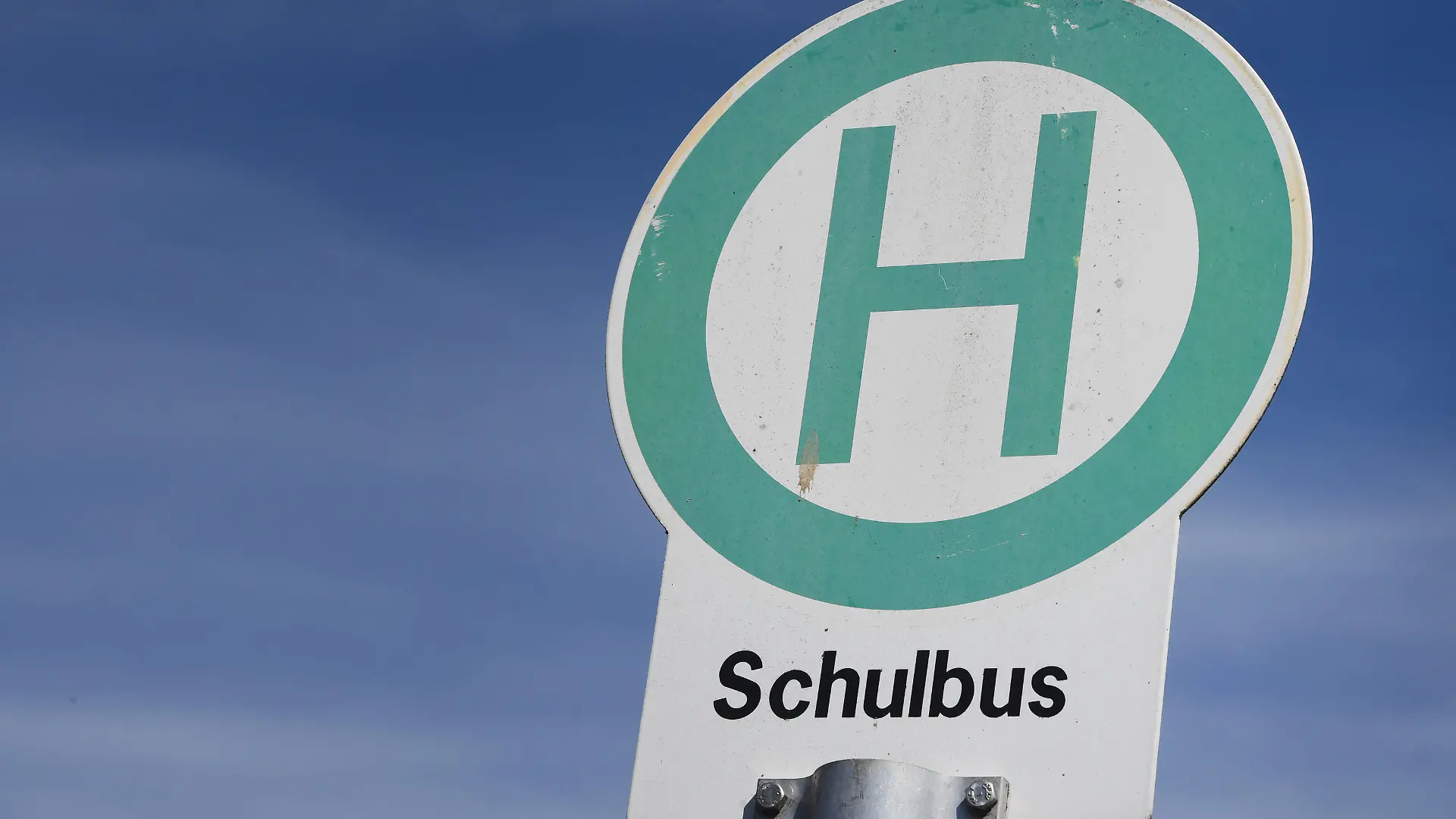 ARCHIV - 14.04.2020, Mecklenburg-Vorpommern, Stralsund: Ein Schild an einer Schulbushaltestelle. (zu dpa: «Elf Jahre alter Junge nach Unfall mit Schulbus gestorben») Foto: Stefan Sauer/dpa +++ dpa-Bildfunk +++