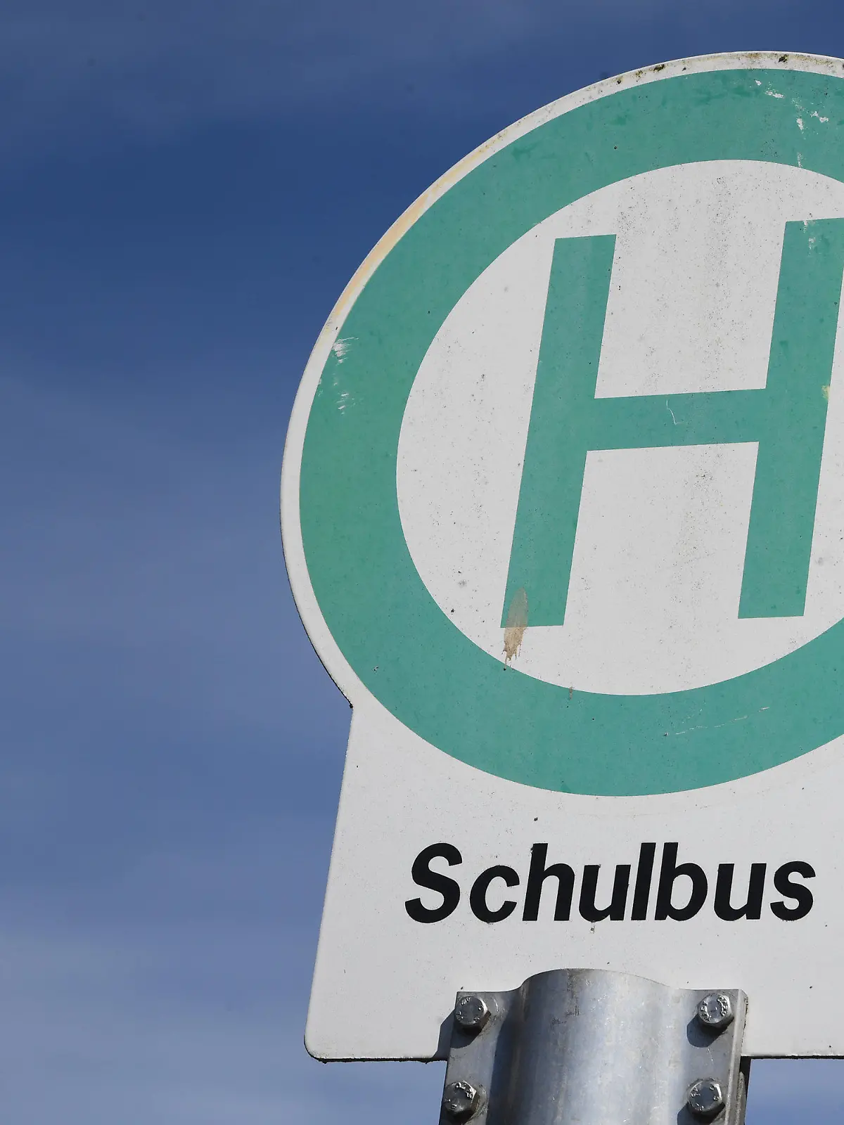 ARCHIV - 14.04.2020, Mecklenburg-Vorpommern, Stralsund: Ein Schild an einer Schulbushaltestelle.  (zu dpa: «Elf Jahre alter Junge nach Unfall mit Schulbus gestorben») Foto: Stefan Sauer/dpa +++ dpa-Bildfunk +++