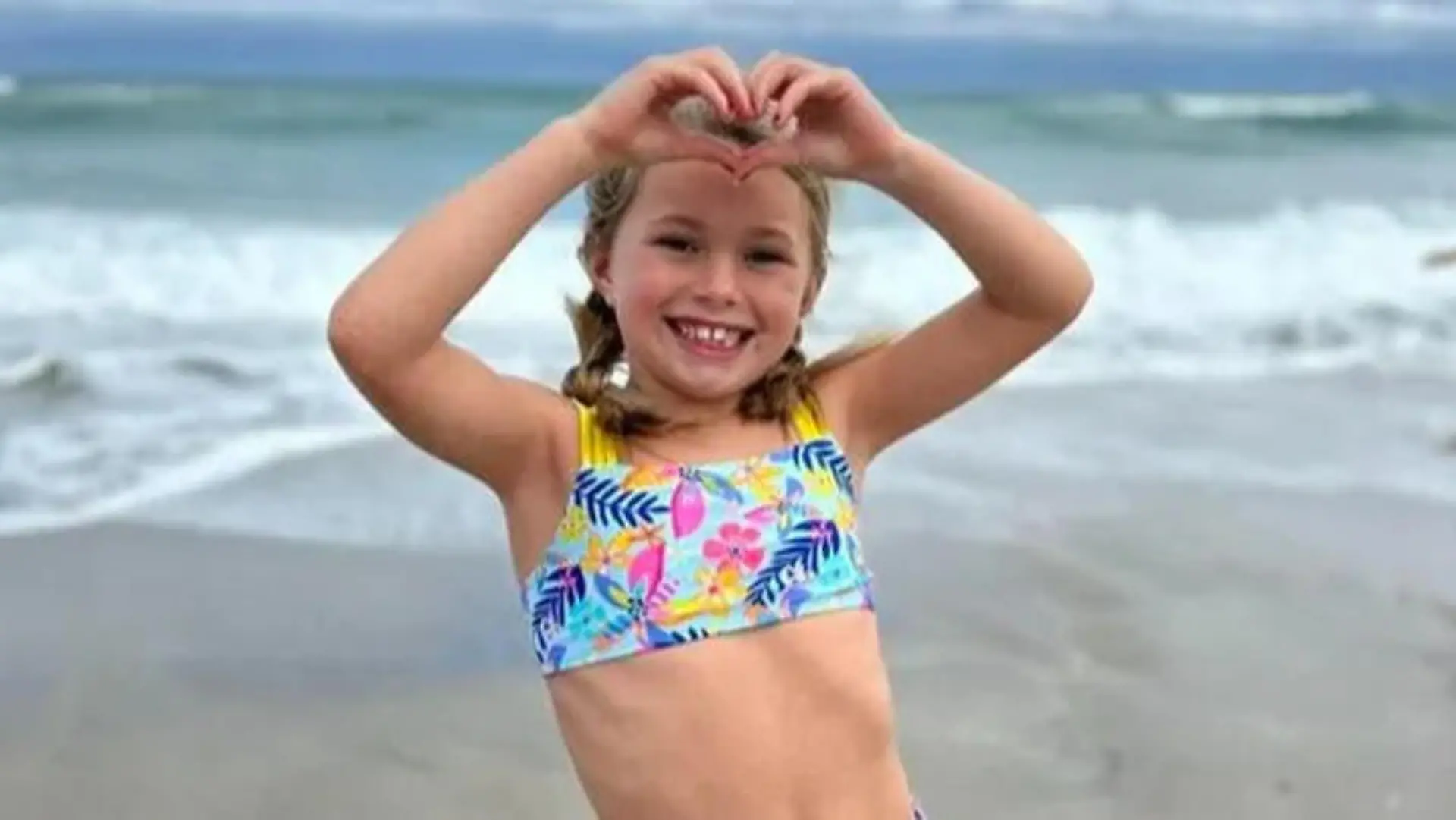 Mädchen schaufelt sich am Strand sein eigenes Grab.