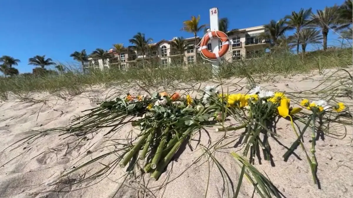 Blumen am Strand erinnern an das Unglück.