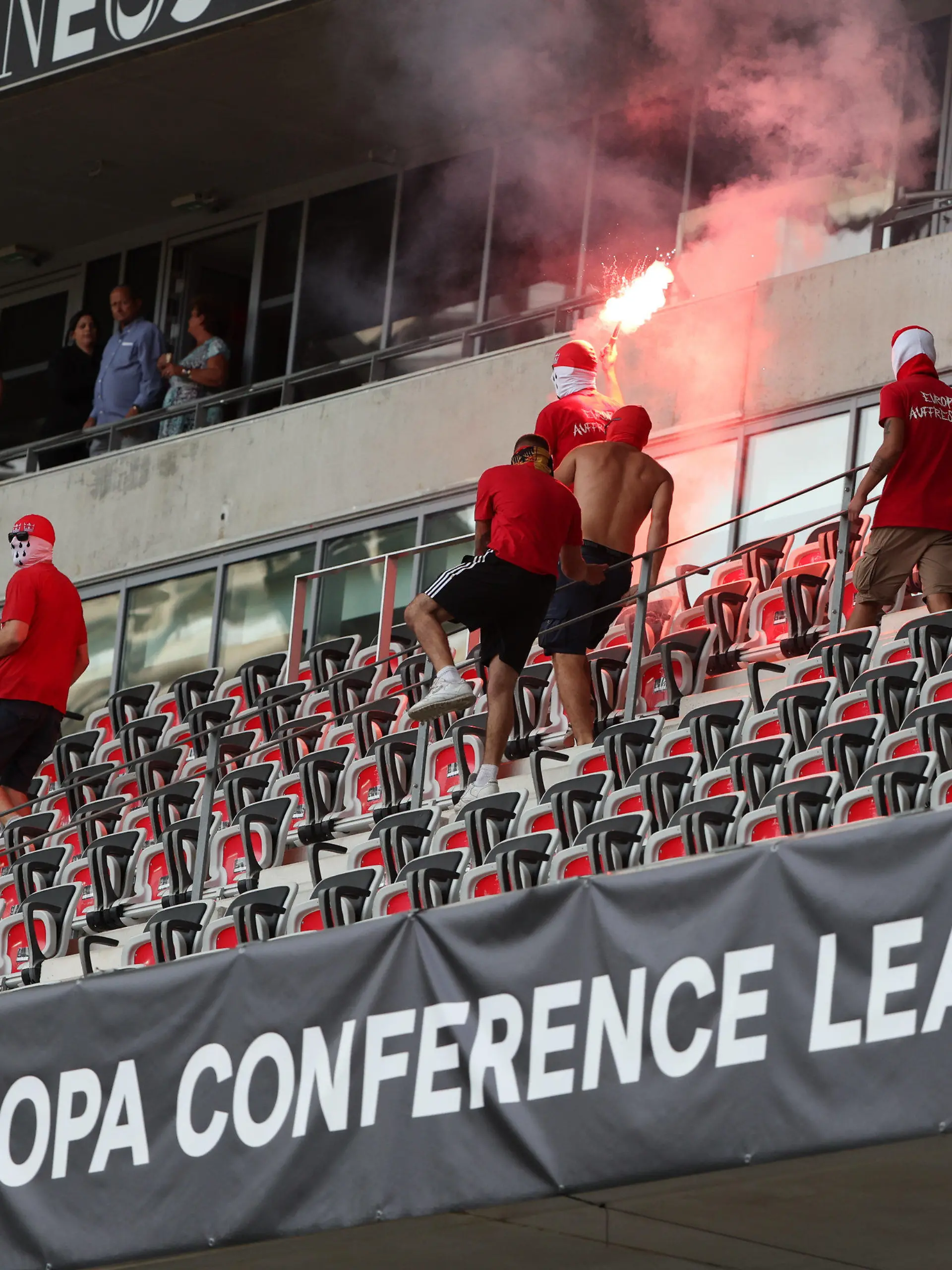 08.09.2022, Frankreich, Nizza: Fußball: UEFA Europa Conference League, OGC Nizza - 1. FC Köln, Gruppe D, 1. Spieltag in Allianz Riviera Stadion. Fans laufen mit Pyrotechnik über eine Tribüne. (zu dpa: «Nach Urteilseingang: Köln prüft wegen Fan-Ausschluss Gang vor den CAS») Foto: - +++ dpa-Bildfunk +++