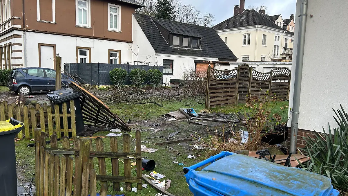 Der Fahrer hinterlässt ein Trümmerfeld. Der Garten vor dem Wohnhaus ist zerstört.