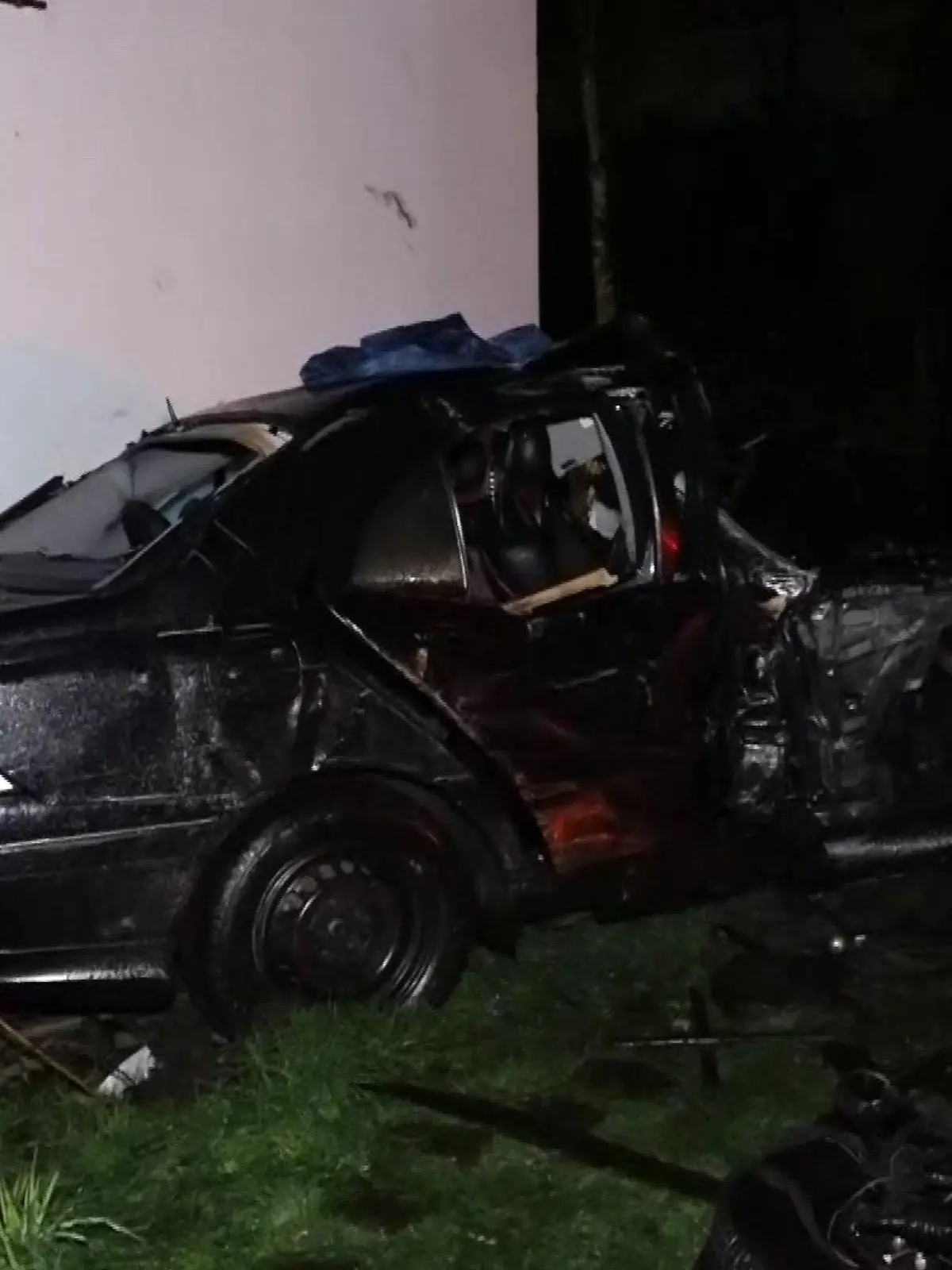 Ein 40-Jähriger rast mit seinem Pkw an ein Wohnhaus in Delmenhorst.