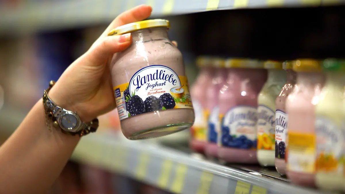 Eine Kundin nimmt am Donnerstag (07.05.2009) in Köln ein Joghurtglas (Landliebe) aus dem Kühlregal. Der Deutsche Bauernverband ist am Donnerstag angesichts der drastischen Milchpreiseinbrüche zu einer Krisensitzung zusammengekommen. Mehrere Handelsketten hatten in den vergangenen Tagen die Preise von Milch und Milchprodukten stark gesenkt. Foto: Oliver Berg +++(c) dpa - Report+++