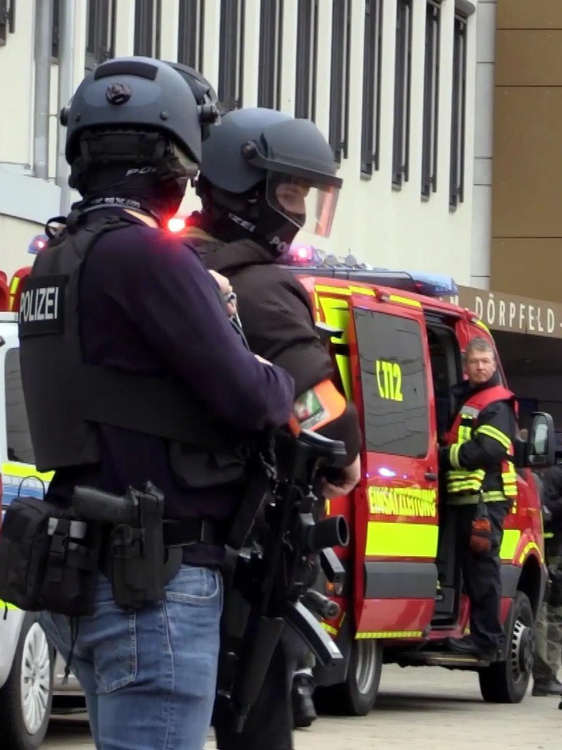 Die Polizei ist am Wilhelm-Dörpfeld-Gymnasium in Wuppertal mit starken Kräften vor Ort.