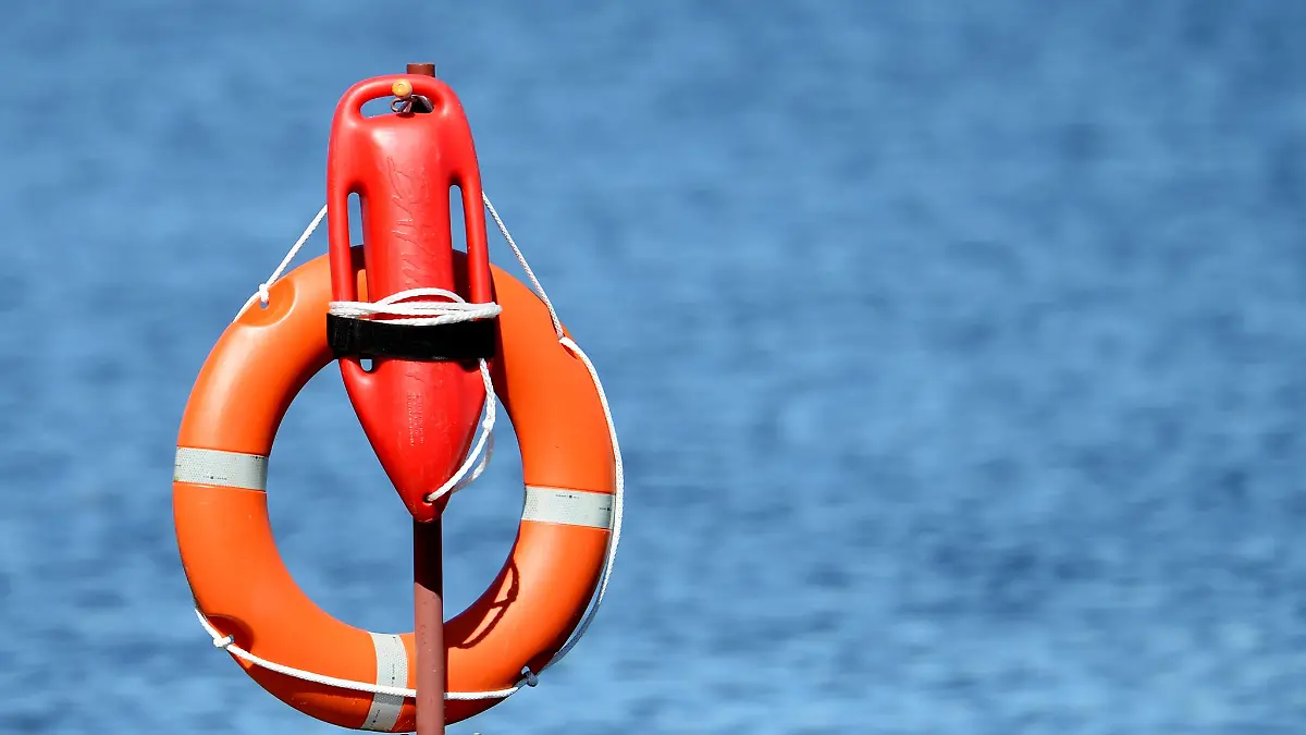 Rettungsutensilien, fotografiert im Strandbad Babelsberg in Potsdam (Brandenburg).