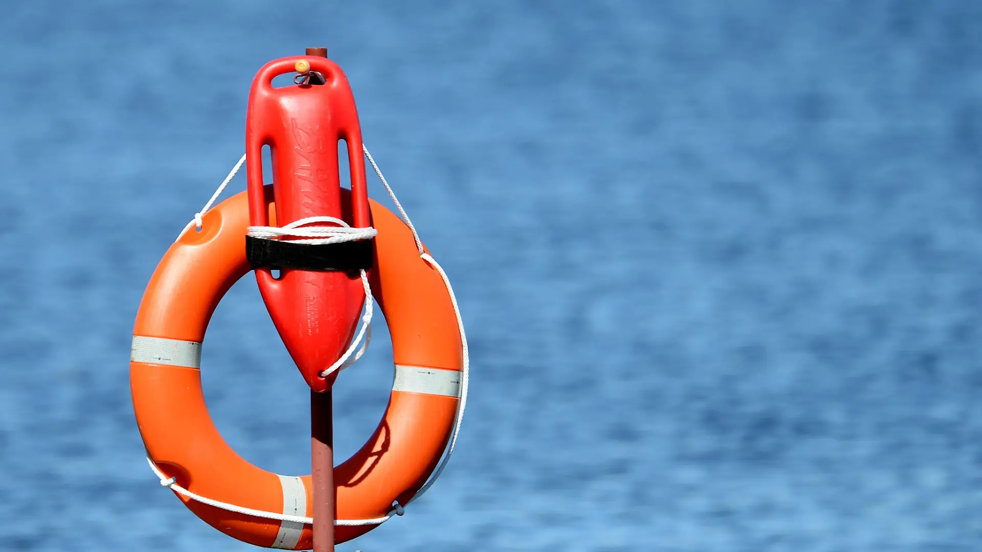 Rettungsutensilien, fotografiert im Strandbad Babelsberg in Potsdam (Brandenburg).