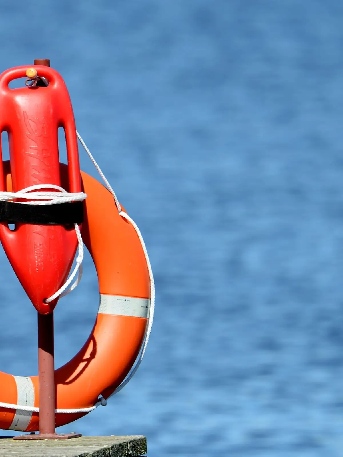 Rettungsutensilien, fotografiert im Strandbad Babelsberg in Potsdam (Brandenburg).