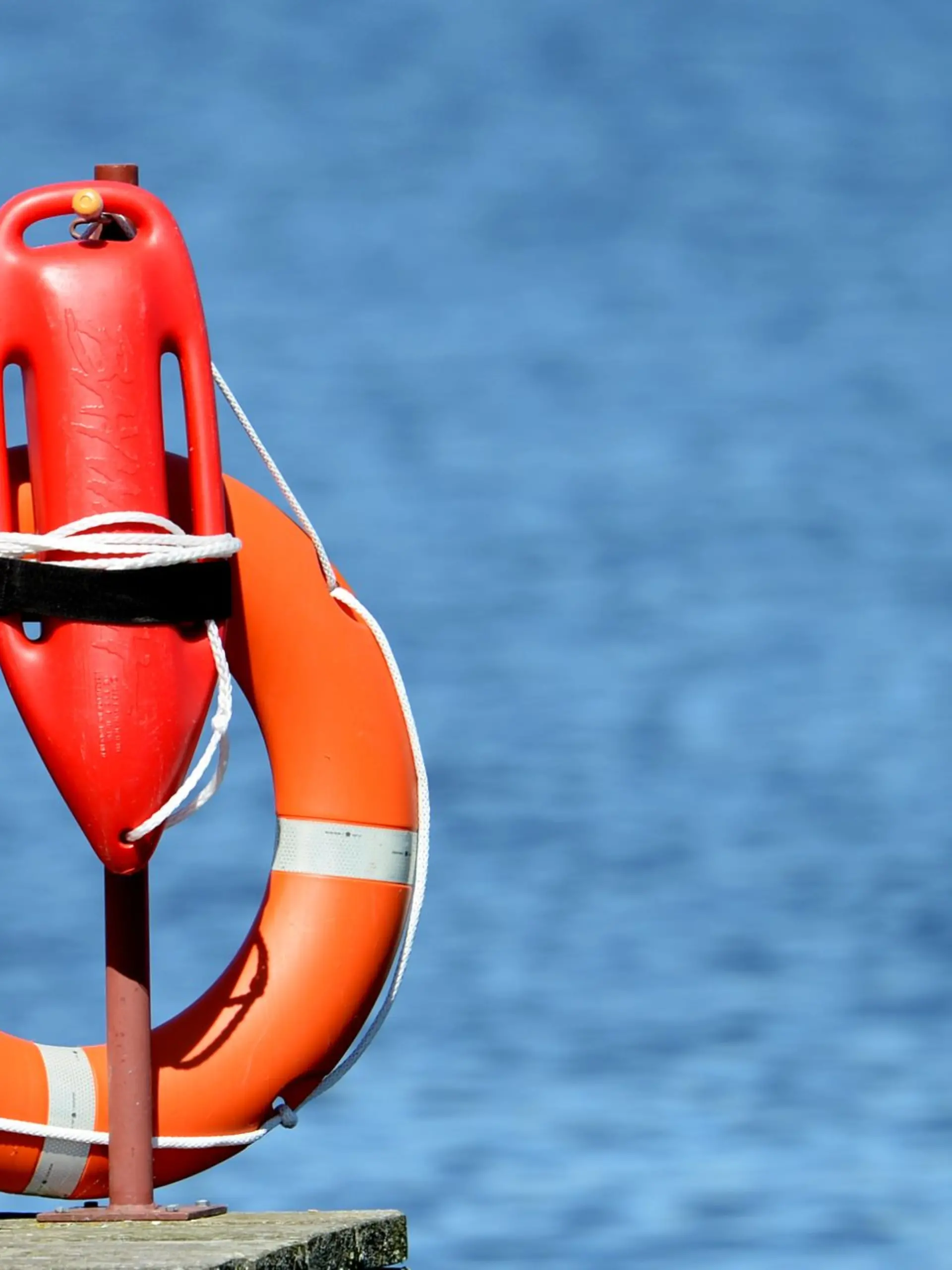 Rettungsutensilien, fotografiert im Strandbad Babelsberg in Potsdam (Brandenburg).