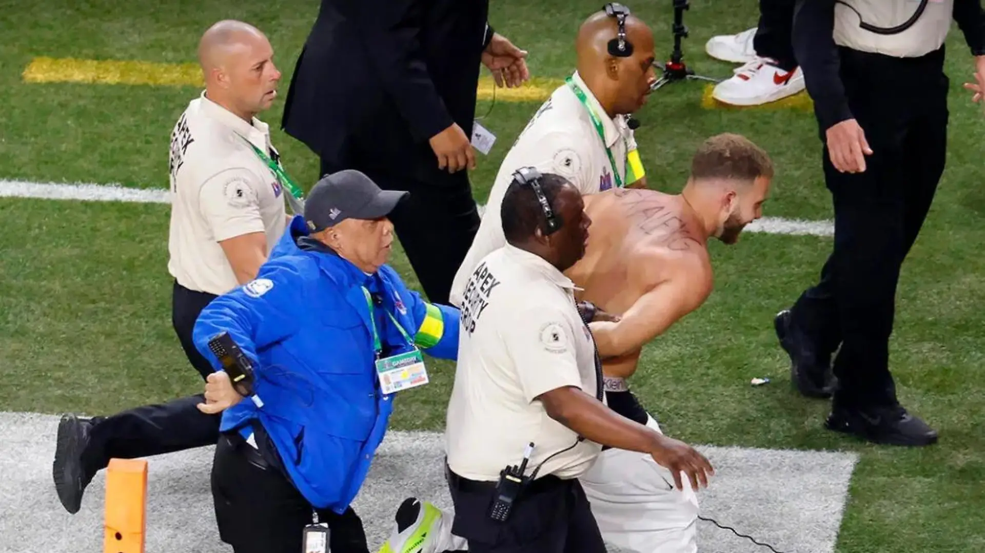 So wurde Alex Gonzalez nach seinem Platzsturm beim Super Bowl abtransportiert