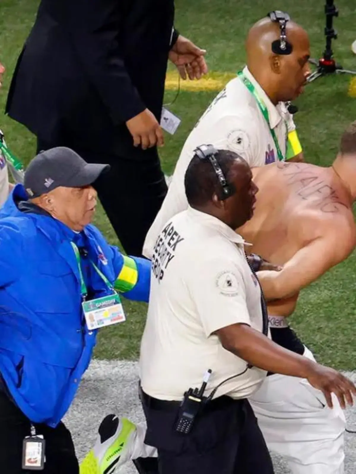 So wurde Alex Gonzalez nach seinem Platzsturm beim Super Bowl abtransportiert