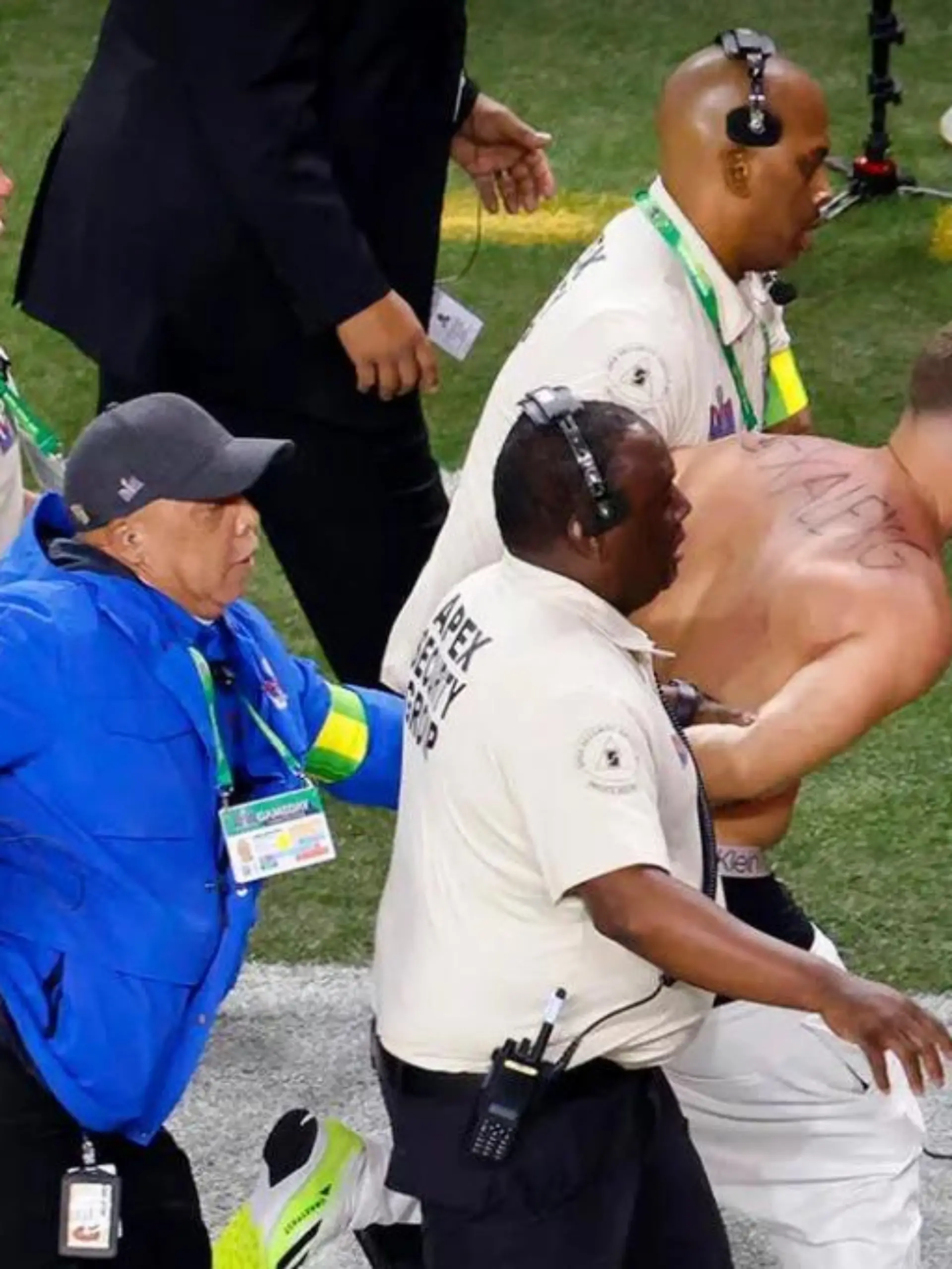 So wurde Alex Gonzalez nach seinem Platzsturm beim Super Bowl abtransportiert