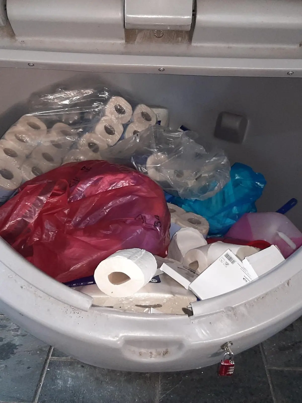 Skurriler Diebstahl von Toilettenpapier und Einweghandtücher am Lübecker Bahnhof. - Bundespolizei sucht Zeugen