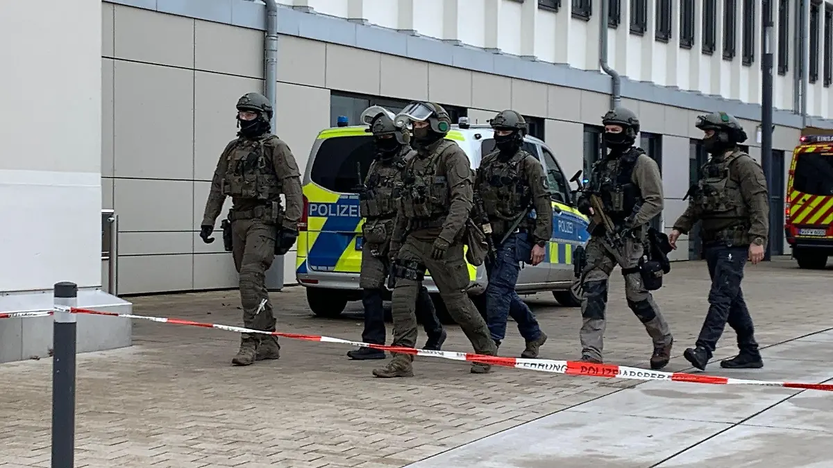 Die Polizei ist am Wilhelm-Dörpfeld-Gymnasium in Wuppertal mit starken Kräften vor Ort.