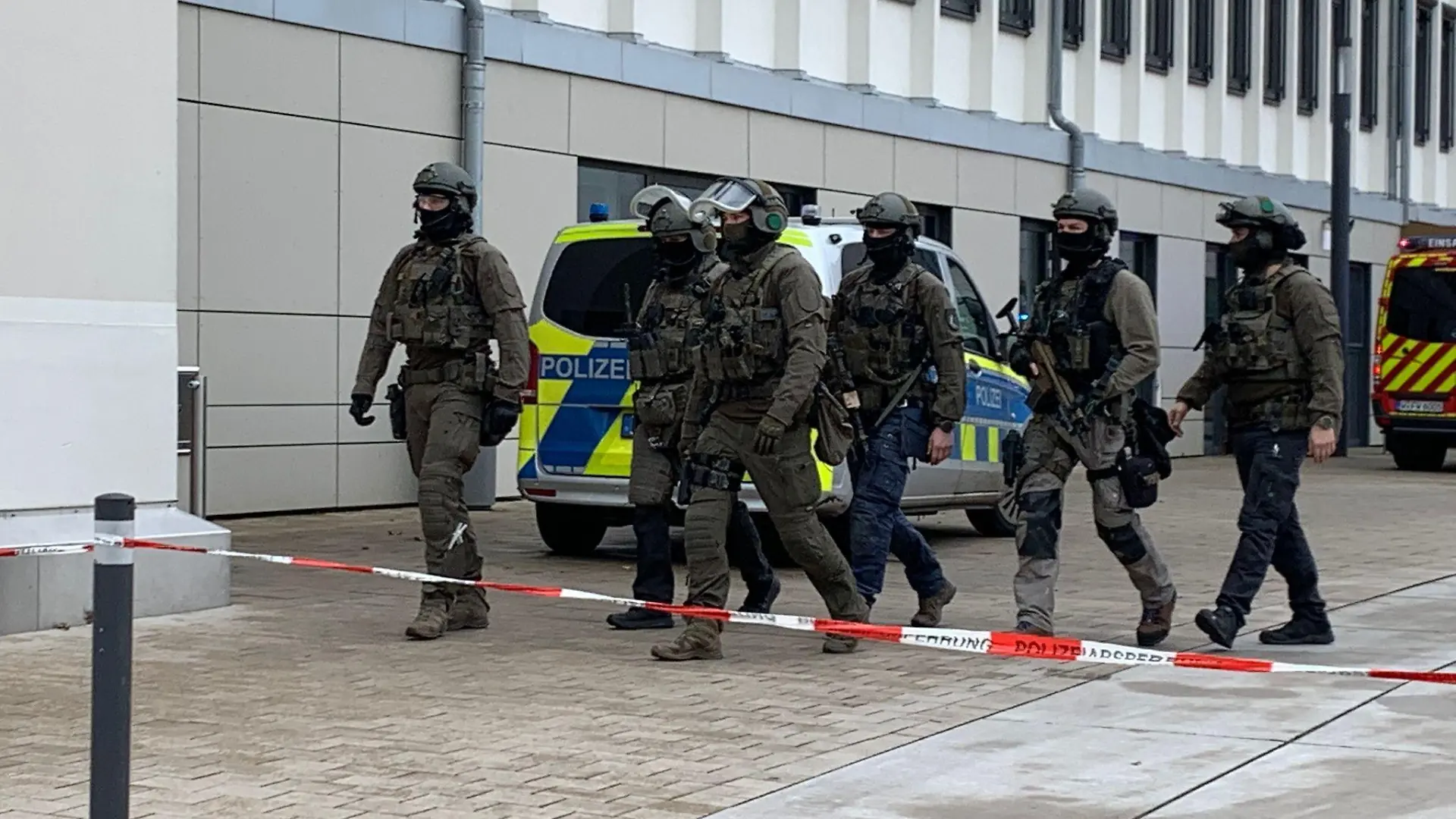 Die Polizei ist am Wilhelm-Dörpfeld-Gymnasium in Wuppertal mit starken Kräften vor Ort.