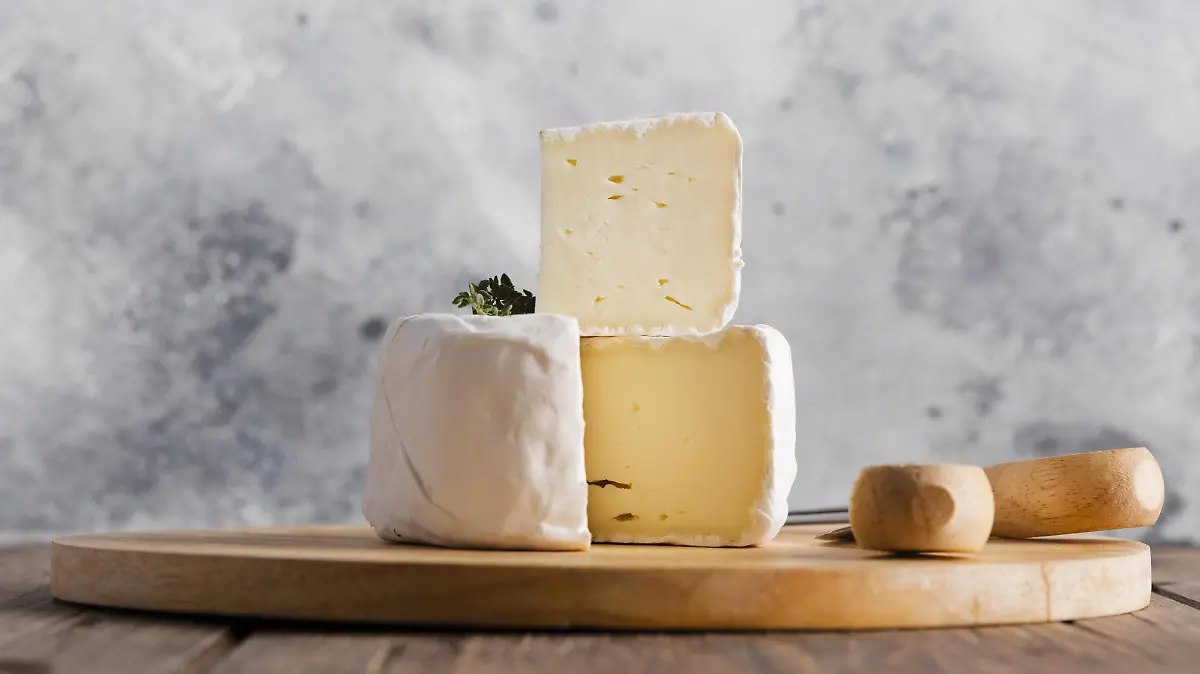 Nahaufnahme Camembert-Scheibe, obere Rolle *** Close-up Camembert Disc, Upper Role Copyright: imageBROKER/OleksandrxLatkun ibxole08508773.jpg Bitte beachten Sie die gesetzlichen Bestimmungen des deutschen Urheberrechtes hinsichtlich der Namensnennung des Fotografen im direkten Umfeld der Veröffentlichung