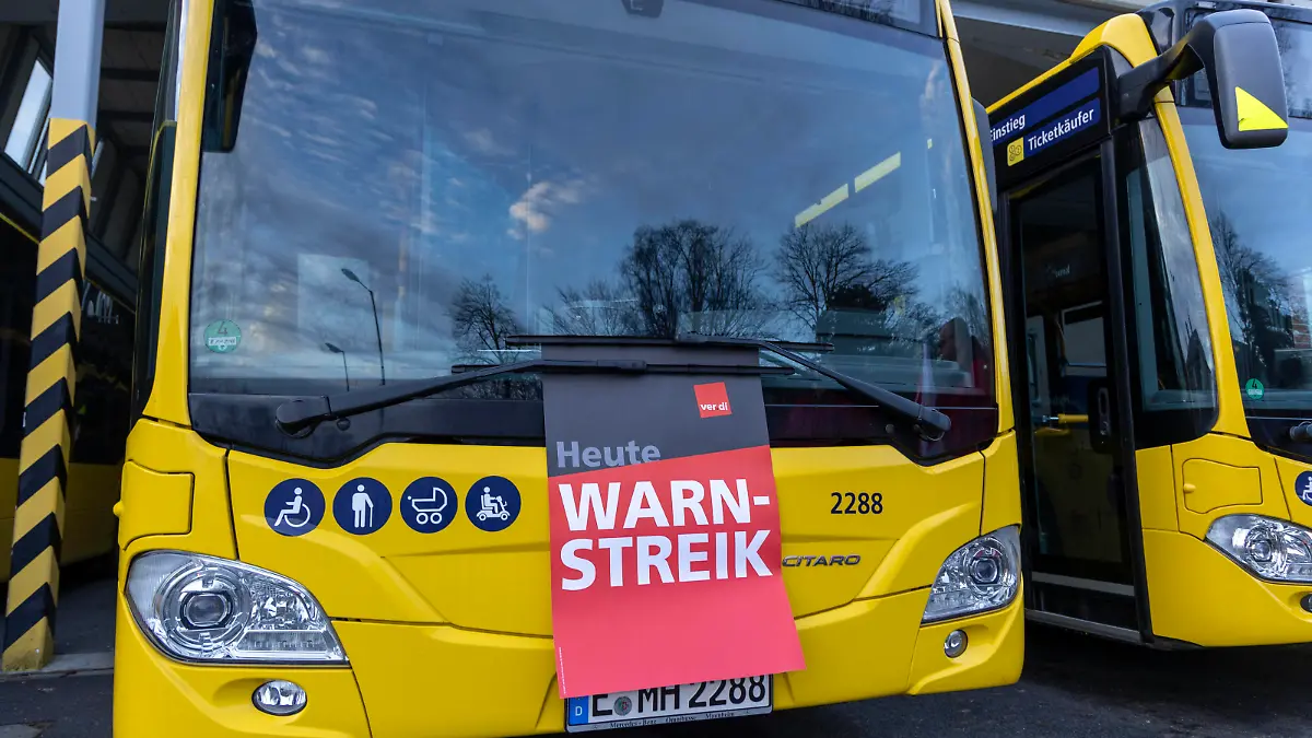 Bundesweiter Streik im ÖPNV. 02.02.2024, EU, DEU, Deutschland, Nordrhein-Westfalen, Essen: die Vereinte Dienstleistungsgewerkschaft Ver.di hat Bundesweit die Beschäftigten des ÖPNV zu einem ganztägigen Warnstreik aufgerufen. In Essen sind Busse, Straßenbahnen und U-Bahnen Betroffen. Die Streikenden fordern nicht nur verbesserte Arbeitsbedingungen im öffentlichen Dienst und eine Gehaltserhöhung, sondern setzen sich auch mit Fridays for Future für eine Erweiterung des öffentlichen Nahverkehrs und für mehr Personal ein. Das Busdepot an der Ruhrallee. EU, DEU, Germany, North Rhine-Westphalia, Essen: the United Services Union Ver.di has called on public transport workers throughout Germany to go on a day-long warning strike. In Essen,