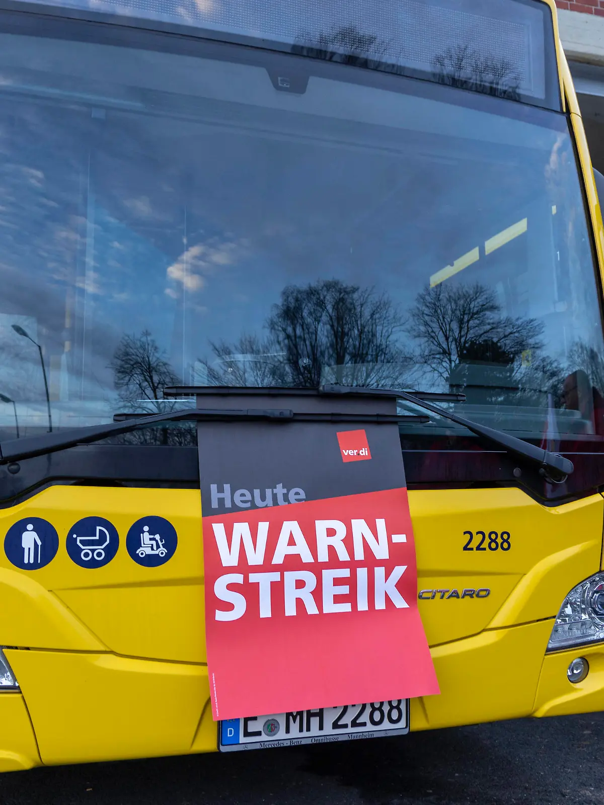 Bundesweiter Streik im ÖPNV. 02.02.2024, EU, DEU, Deutschland, Nordrhein-Westfalen, Essen: die Vereinte Dienstleistungsgewerkschaft Ver.di hat Bundesweit die Beschäftigten des ÖPNV zu einem ganztägigen Warnstreik aufgerufen. In Essen sind Busse, Straßenbahnen und U-Bahnen Betroffen. Die Streikenden fordern nicht nur verbesserte Arbeitsbedingungen im öffentlichen Dienst und eine Gehaltserhöhung, sondern setzen sich auch mit Fridays for Future für eine Erweiterung des öffentlichen Nahverkehrs und für mehr Personal ein. Das Busdepot an der Ruhrallee. EU, DEU, Germany, North Rhine-Westphalia, Essen: the United Services Union Ver.di has called on public transport workers throughout Germany to go on a day-long warning strike. In Essen,