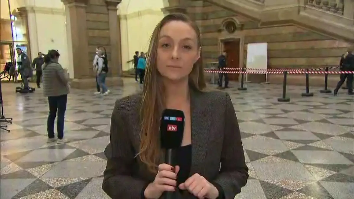 RTL-Reporterin Jasmin Raziorrouh verfolgt den Prozessauftakt im Fall Schuhbeck in München.