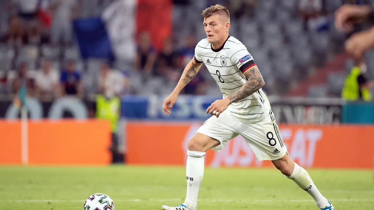 ARCHIV - 15.06.2021, Bayern, München: Fußball: EM, Frankreich - Deutschland, Vorrunde, Gruppe F, 1. Spieltag in der EM-Arena München. Deutschlands Toni Kroos spielt den Ball. Gibt der Mittelfeldstar sein Comeback im DFB-Team? Ex-Weltmeister Toni Kroos wird einem Medienbericht zufolge in den kommenden Wochen eine Entscheidung über seine mögliche Rückkehr in die Fußball-Nationalmannschaft zur Heim-EM treffen. (zu dpa: «Bericht: Kroos-Entscheidung über DFB-Comeback naht») Foto: Federico Gambarini/dpa +++ dpa-Bildfunk +++