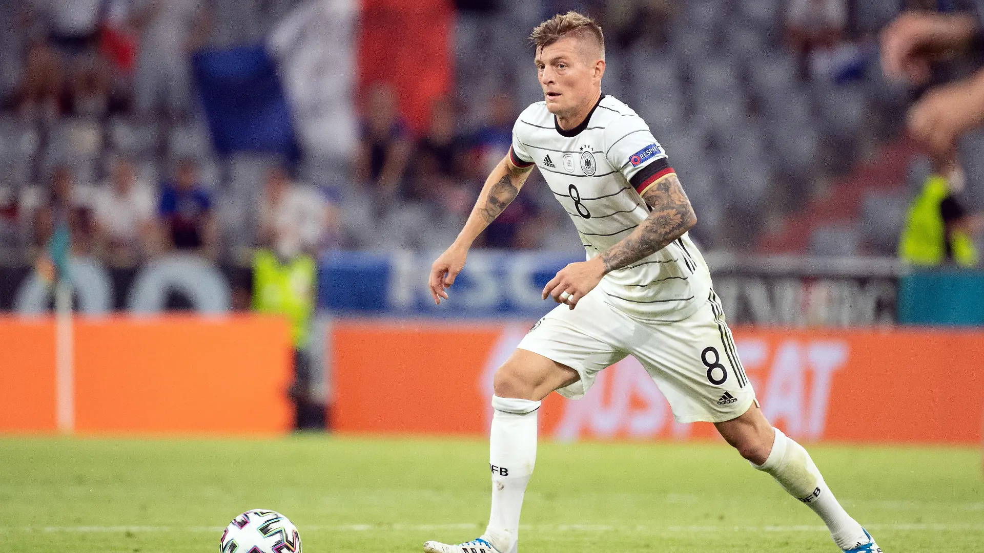 ARCHIV - 15.06.2021, Bayern, München: Fußball: EM, Frankreich - Deutschland, Vorrunde, Gruppe F, 1. Spieltag in der EM-Arena München. Deutschlands Toni Kroos spielt den Ball. Gibt der Mittelfeldstar sein Comeback im DFB-Team? Ex-Weltmeister Toni Kroos wird einem Medienbericht zufolge in den kommenden Wochen eine Entscheidung über seine mögliche Rückkehr in die Fußball-Nationalmannschaft zur Heim-EM treffen. (zu dpa: «Bericht: Kroos-Entscheidung über DFB-Comeback naht») Foto: Federico Gambarini/dpa +++ dpa-Bildfunk +++