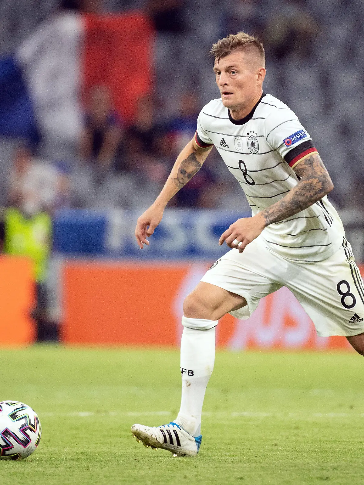 ARCHIV - 15.06.2021, Bayern, München: Fußball: EM, Frankreich - Deutschland, Vorrunde, Gruppe F, 1. Spieltag in der EM-Arena München. Deutschlands Toni Kroos spielt den Ball. Gibt der Mittelfeldstar sein Comeback im DFB-Team? Ex-Weltmeister Toni Kroos wird einem Medienbericht zufolge in den kommenden Wochen eine Entscheidung über seine mögliche Rückkehr in die Fußball-Nationalmannschaft zur Heim-EM treffen. (zu dpa: «Bericht: Kroos-Entscheidung über DFB-Comeback naht») Foto: Federico Gambarini/dpa +++ dpa-Bildfunk +++