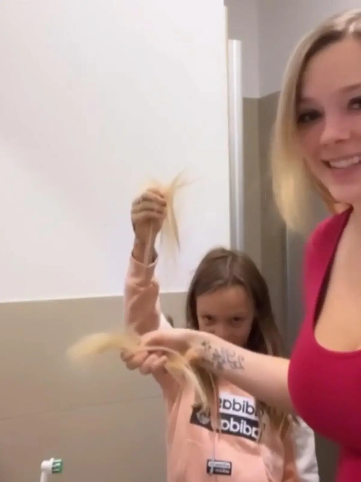 Bild zu: "Anne Wünsche lässt sich von Miley (9) die Haare schneiden"