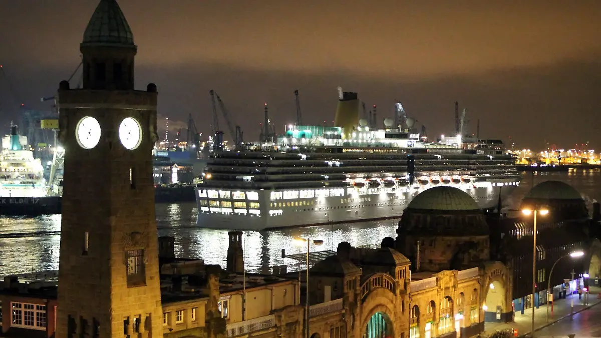 Die MS "Arcadia" passiert am Sonntag (13.12.2009) beim Auslaufen die Landungsbrücken in Hamburg. Das 285 lange Schiff der Reederei P&O Cruises lief am Samstag zum ersten Mal in den Hamburger Hafen ein und hat rund 2.000 Passagiere an Bord. Foto: Bodo Marks dpa/lno +++(c) dpa - Bildfunk+++