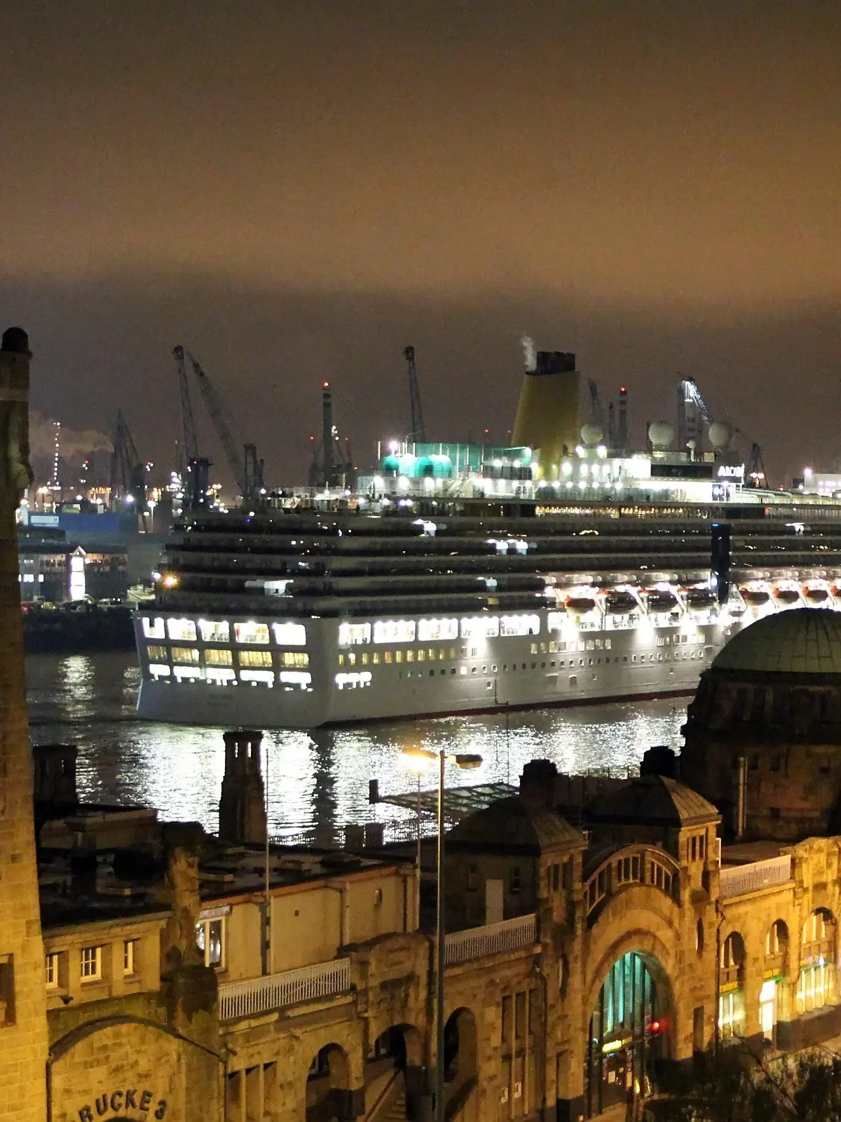 Die MS "Arcadia" passiert am Sonntag (13.12.2009) beim Auslaufen die Landungsbrücken in Hamburg. Das 285 lange Schiff der Reederei P&O Cruises lief am Samstag zum ersten Mal in den Hamburger Hafen ein und hat rund 2.000 Passagiere an Bord. Foto: Bodo Marks dpa/lno  +++(c) dpa - Bildfunk+++