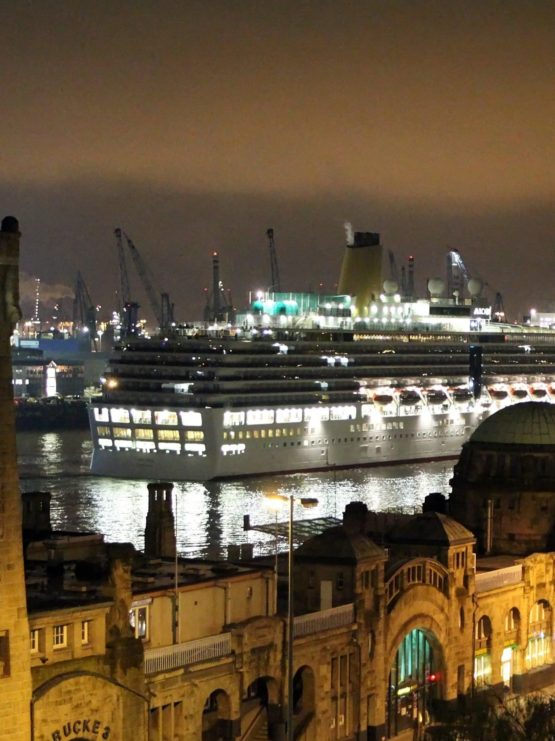 Die MS "Arcadia" passiert am Sonntag (13.12.2009) beim Auslaufen die Landungsbrücken in Hamburg. Das 285 lange Schiff der Reederei P&O Cruises lief am Samstag zum ersten Mal in den Hamburger Hafen ein und hat rund 2.000 Passagiere an Bord. Foto: Bodo Marks dpa/lno  +++(c) dpa - Bildfunk+++