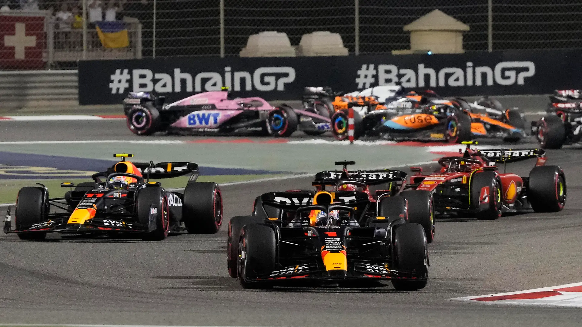 ARCHIV - 05.03.2023, Bahrain, Sakhir: Motorsport: Formel-1-Weltmeisterschaft, Grand Prix von Bahrain: Max Verstappen (vorne) aus den Niederlanden vom Team Red Bull führt nach dem Start. Vom Grand Prix in Bahrain, dem ersten Rennen der Saison 2024, wird außer Sky auch RTL berichten. Auch bei sechs weiteren Rennen ist RTL live dabei. (zu dpa: «RTL zeigt Formel-1-Rennen von Bahrain bis Las Vegas») Foto: Frank Augstein/AP/dpa +++ dpa-Bildfunk +++