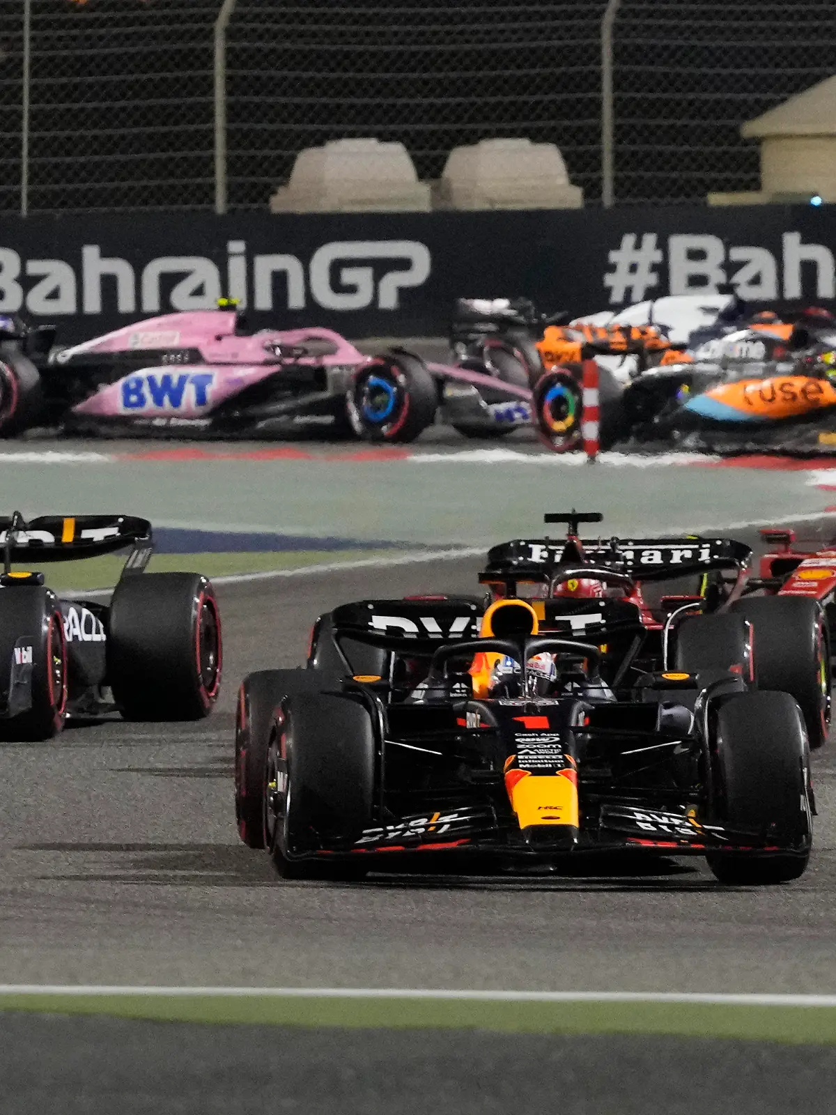 ARCHIV - 05.03.2023, Bahrain, Sakhir: Motorsport: Formel-1-Weltmeisterschaft, Grand Prix von Bahrain: Max Verstappen (vorne) aus den Niederlanden vom Team Red Bull führt nach dem Start. Vom Grand Prix in Bahrain, dem ersten Rennen der Saison 2024, wird außer Sky auch RTL berichten. Auch bei sechs weiteren Rennen ist RTL live dabei.  (zu dpa: «RTL zeigt Formel-1-Rennen von Bahrain bis Las Vegas») Foto: Frank Augstein/AP/dpa +++ dpa-Bildfunk +++