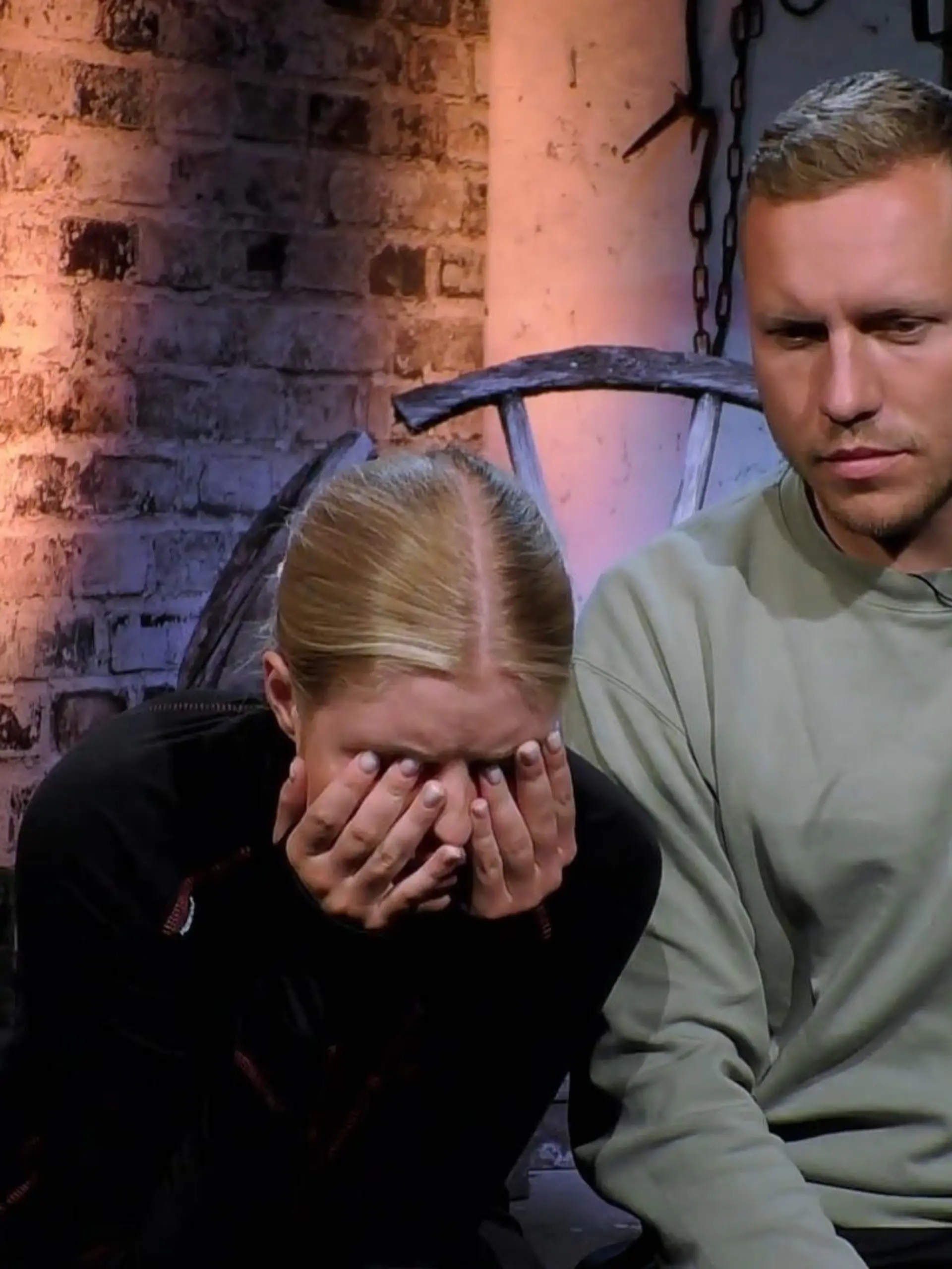 Antonia Hemmer steht im Sommerhaus mal wieder unter Dauerbeschuss von Patrick Romer.