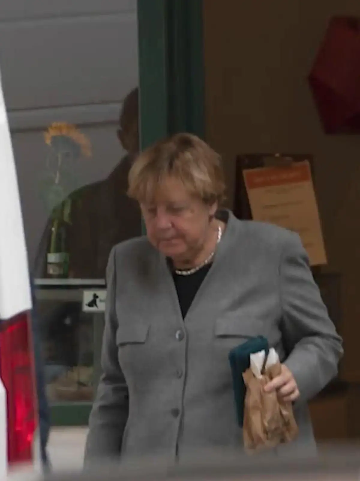 Starallüren – Fehlanzeige! Ex-Kanzlerin Angela Merkel (68) ist wahrscheinlich die bekannteste Frau Deutschlands, doch ihre Brötchen holt sie trotzdem selbst. Wo, das erfahren Sie im Video.