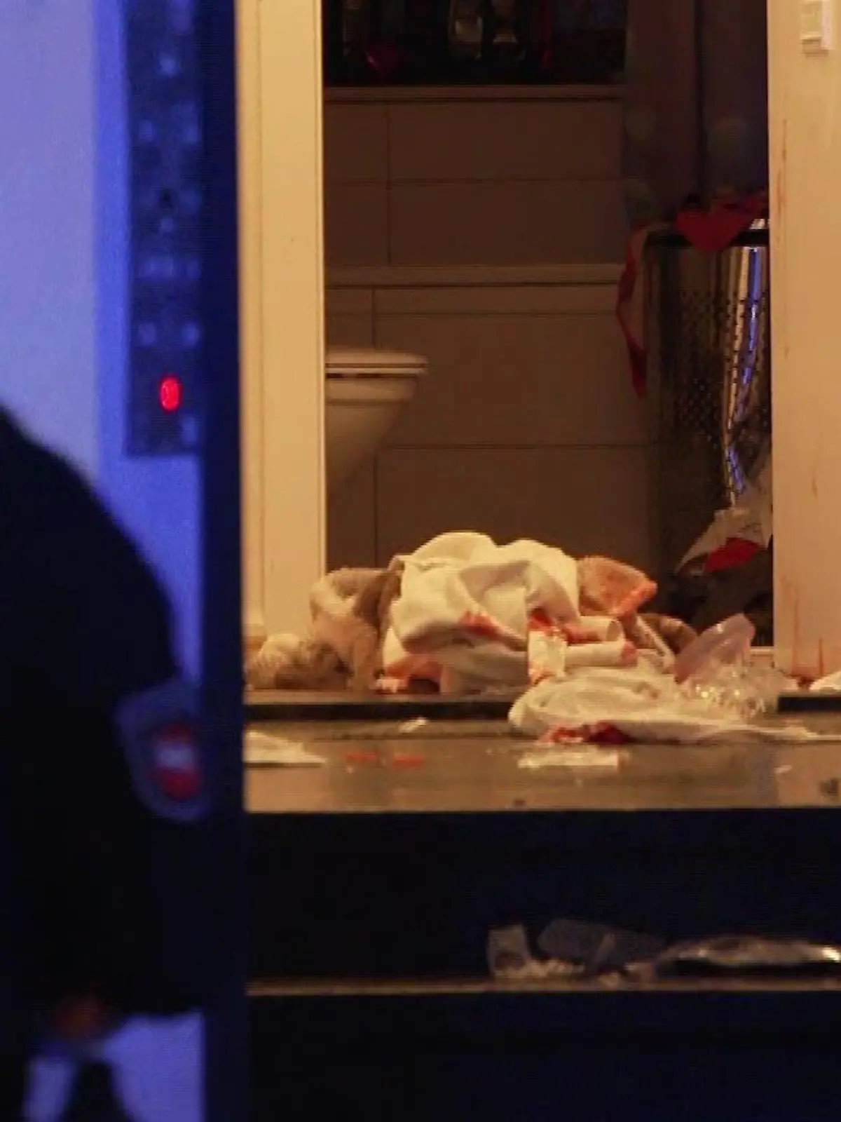 Blutverschmierte Laken liegen in der Wohnung, in der Leonie F. von ihrem Ex-Freund angegriffen wurde.