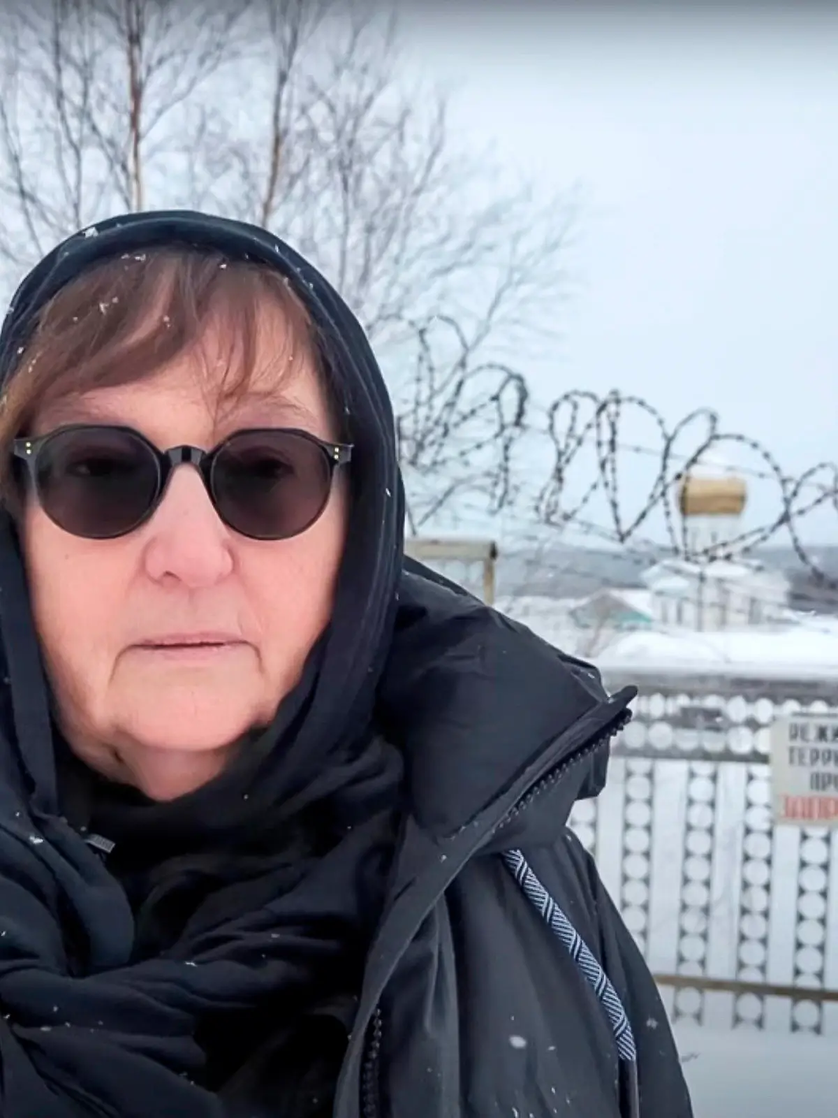 HANDOUT - 20.02.2024, Russland, Charp: Auf diesem Videostandbild, das vom Nawalny-Team via AP zur Verfügung gestellt wurde, spricht Ljudmila Nawalnaja, die Mutter des russischen Oppositionsführers Alexej Nawalny. Die Mutter des in Haft gestorbenen Kremlgegners Nawalny hat sich per Videobotschaft an Kremlchef Putin mit der Bitte um Herausgabe des Leichnams gewandt. Foto: Uncredited/Navalny Team/AP/dpa - ACHTUNG: Nur zur redaktionellen Verwendung im Zusammenhang mit der aktuellen Berichterstattung innerhalb der nächsten 14 Tage und nur mit vollständiger Nennung des vorstehenden Credits +++ dpa-Bildfunk +++