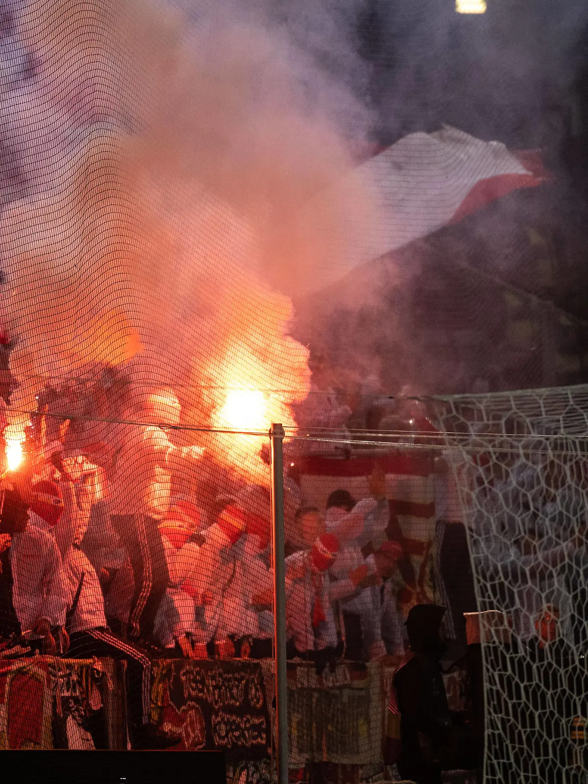  221006 Supporters of Union Berlin burning bengals during the UEFA Europa League match between Malmö FF and Union Berlin on October 6, 2022 in Malmö. Photo: Petter Arvidson / BILDBYRAN / kod PA / PA0409 fotboll football soccer fotball uefa europa league malmö ff union berlin bbeng pyroteknik publik *** 221006 Supporters of Union Berlin burning bengals during the UEFA Europa League match between Malmö FF and Union Berlin on October 6, 2022 in Malmö Photo Petter Arvidson BILDBYRAN code PA PA0409 football football soccer fotball uefa europa league malmö ff union berlin bbeng pyrotechnics audience, PUBLICATIONxNOTxINxSWExNORxAUT Copyright: PETTERxARVIDSON BB221006PA059