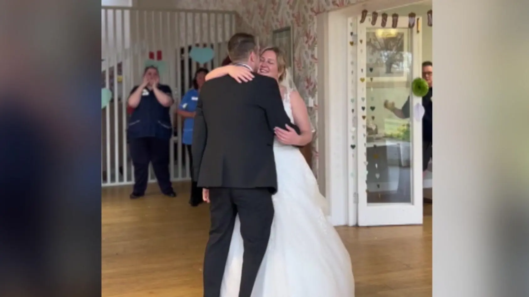 Frau organisiert zweite Hochzeit