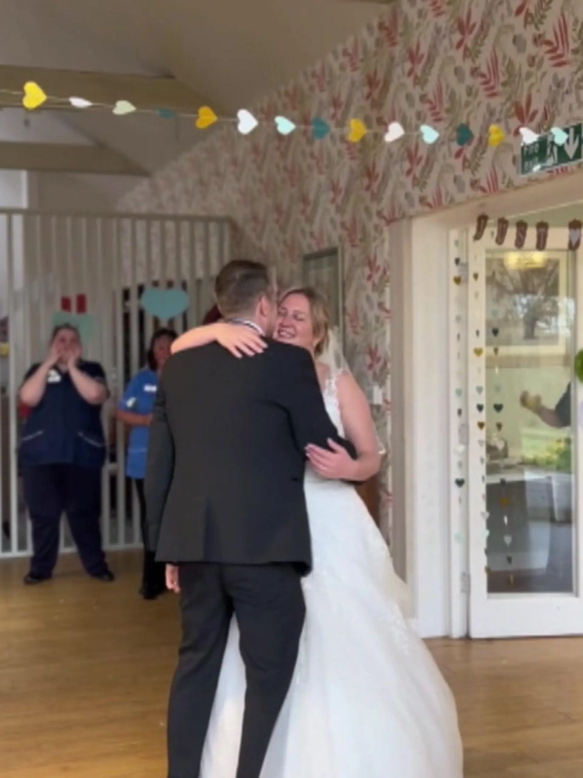 Mit dieser Aktion bereitet Tina Lawton ihren Pflegeheim-Bewohnern eine riesige Freude. Für die Senioren, die für sie wie eine „zweite Familie“ geworden sind, organisiert sie am Tag nach ihrer Hochzeit mit ihrem Mann Alan einen Hochzeitsempfang.
Denn bei den Feierlichkeiten im Kreise von Familie und Freunden konnten die Bewohner zuvor nicht teilnehmen. Mit der wiederholten Hochzeitsparty im Pflegeheim schafft sie sowohl für die Bewohner als auch für die anderen Mitarbeiter einen unvergesslichen Tag. Wie die Senioren auf diese besondere Geste reagieren, zeigen wir im Video.