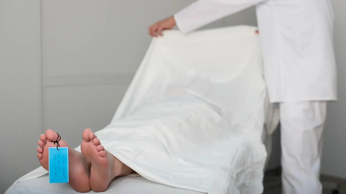 Arzt bedeckt tote Frau mit einem Laken (Foto: picture alliance / STOCK4B / VisualEyze) || Modellfreigabe vorhanden
