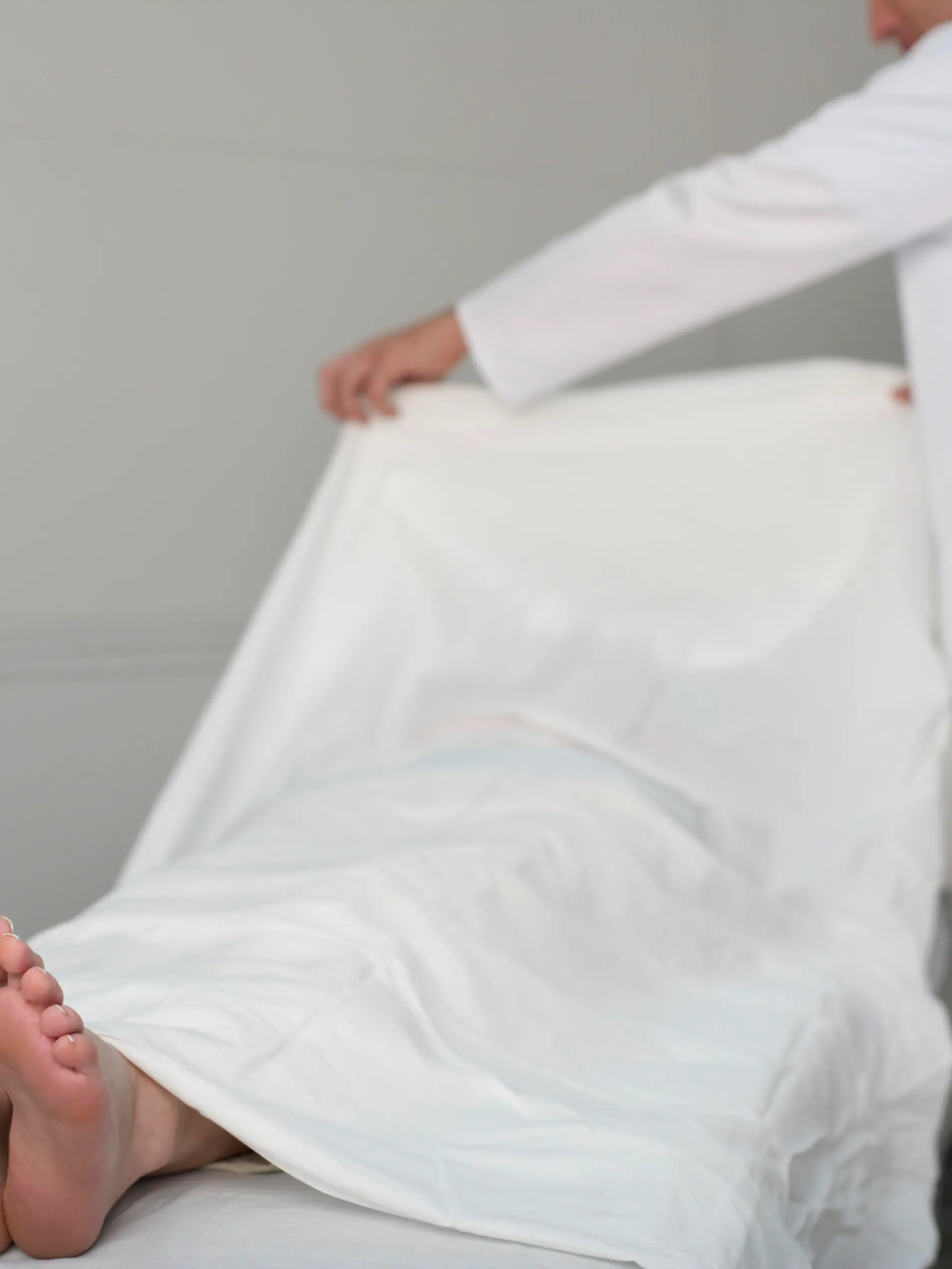 Arzt bedeckt tote Frau mit einem Laken (Foto: picture alliance / STOCK4B / VisualEyze) || Modellfreigabe vorhanden