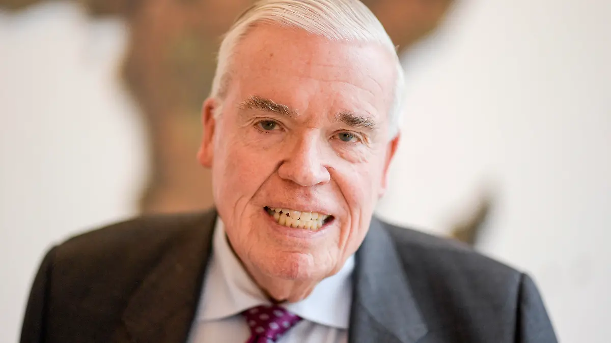 ARCHIV - 11.02.2020, Hamburg: Klaus-Michael Kühne, Unternehmer, steht im Hauptsitz der Kühne und Nagel AG.
Klaus-Michael Kühne, HSV-Investor und -Kritiker, würde gerne Felix Magath beim HSV sehen. (zu dpa: «HSV-Anteilseigner Kühne: Würde Magath sofort verpflichten») Foto: Axel Heimken/dpa +++ dpa-Bildfunk +++