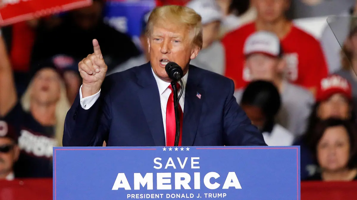 ARCHIV - 17.09.2022, USA, Youngstown: Donald Trump, ehemaliger Präsident der USA, spricht bei einer Wahlkampfveranstaltung in Youngstown, Ohio. Die Staatsanwaltschaft des Bundesstaats New York erhebt eine Zivilklage gegen den früheren US-Präsidenten Trump wegen Betrugs. Foto: Tom E. Puskar/AP/dpa +++ dpa-Bildfunk +++