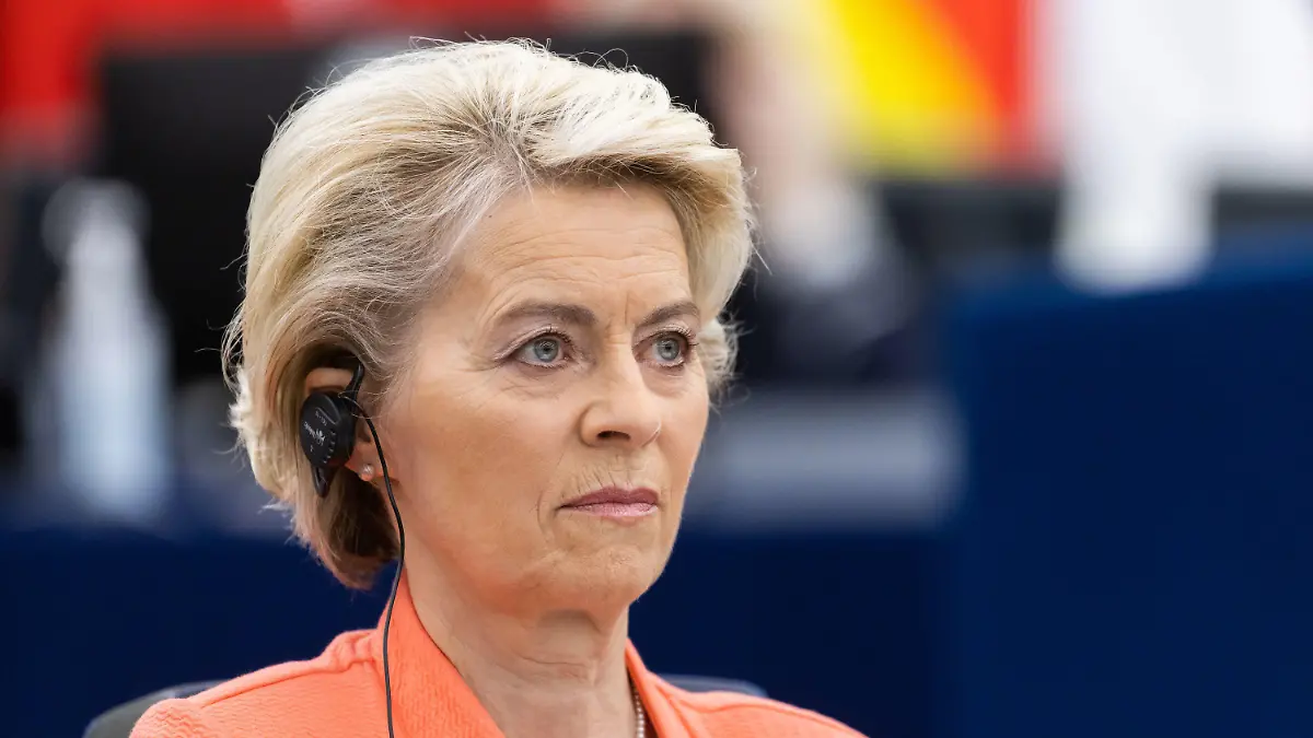 05.10.2022, Frankreich, Straßburg: Ursula von der Leyen, Präsidentin der Europäischen Kommission, sitzt im Gebäude des Europäischen Parlaments und hört einem Redner zu. Zur Abstimmung steht eine Resolution des Parlaments über die Reaktion der EU auf die hohen Energiepreise. Zudem soll unter anderem mit EU-Kommissionpräsidentin von der Leyen über den russischen Angriffskrieg gegen die Ukraine debattiert werden. Foto: Philipp von Ditfurth/dpa +++ dpa-Bildfunk +++