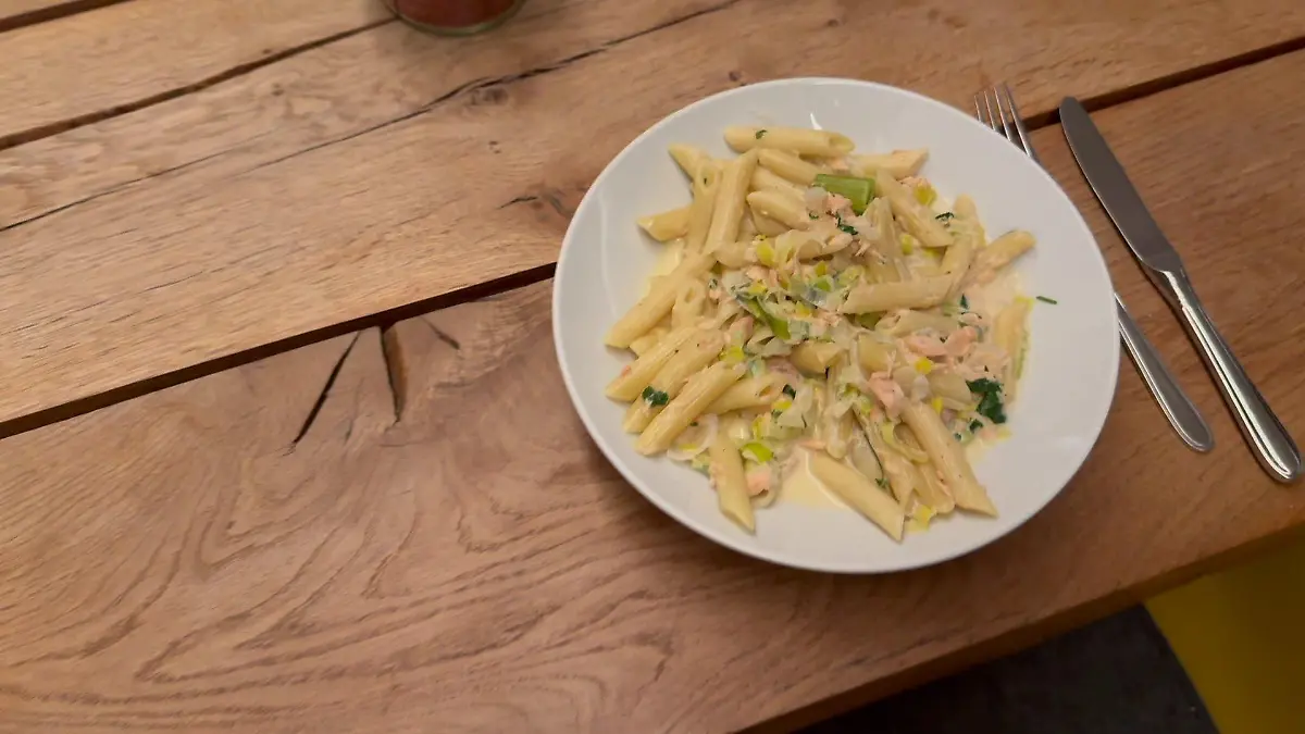 Leckere Pasta mit Lachs und Porree.